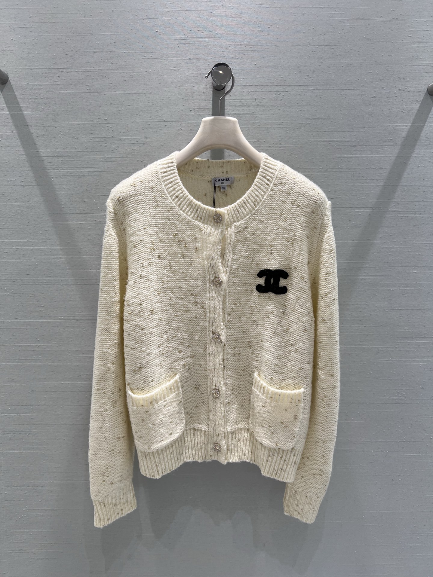 NO:716405,Support exchange Chan*L 2026SS early spring new product series // Xiaoxiangfeng mixed color knitted cardigan is woven with special blended yarn, showing a low-key twinkling effect under the light. Three-dimensional double C embroidered logo on the chest, micro-profile tailoring creates a lazy and relaxed feeling; exquisite buttons on the front and double side patch pockets design, the whole piece is full of sophistication. SML real shot details,,chanel,19860909支持换款Chan*L 2026SS早春新品系列// 小香风混色针织开衫采用特种混纺纱线编织而成,在光线下呈现低调的闪烁效果.胸前立体双C刺绣logo,微廓形剪裁营造出慵懒松弛感；前襟精致纽扣与双侧贴袋设计,整件满满精致感.SML实拍细节,,chanel,,Women's clothing