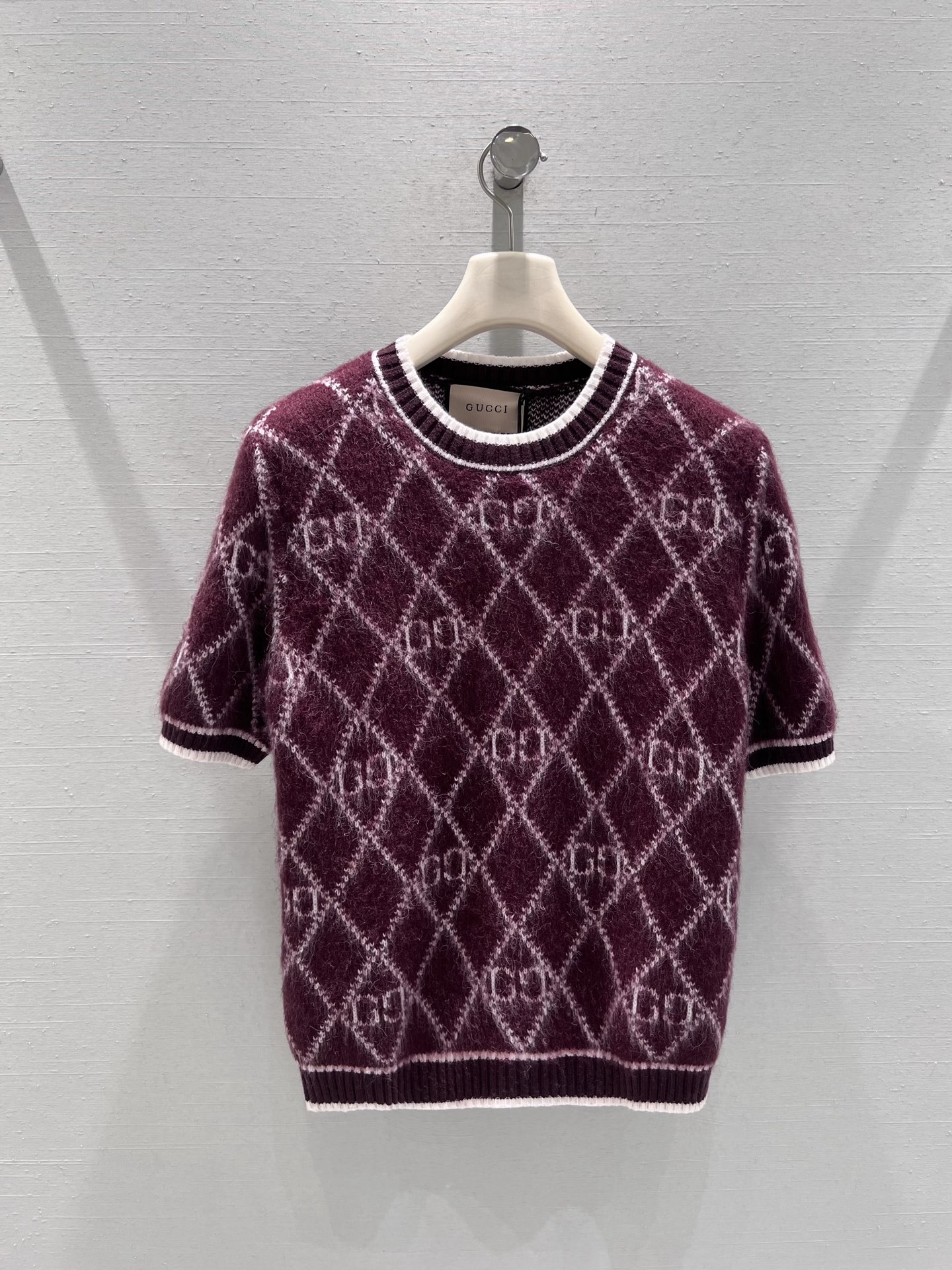 NO:716411,Support exchange Guc*i26SS early spring new product series // GG retro diamond jacquard short-sleeved sweater is made of blended texture fabric, soft and fluffy to the touch, high saturation diamond jacquard, interweaving a retro and advanced visual effect. GG jacquard in the diamond pattern, contrasting ribbed edges, making the retro atmosphere stronger. SML real shot details,, gucci, T-shirt,19860909支持换款Guc*i26SS早春新品系列// GG复古菱格提花短袖针织衫采用混纺质感面料,触感软糯蓬松,高饱和度的菱格提花,交织出复古又高级的视觉效果.菱格纹中GG提花,撞色罗纹收边,让复古氛围更浓.SML实拍细节,,gucci,T-shirt,,Women's clothing