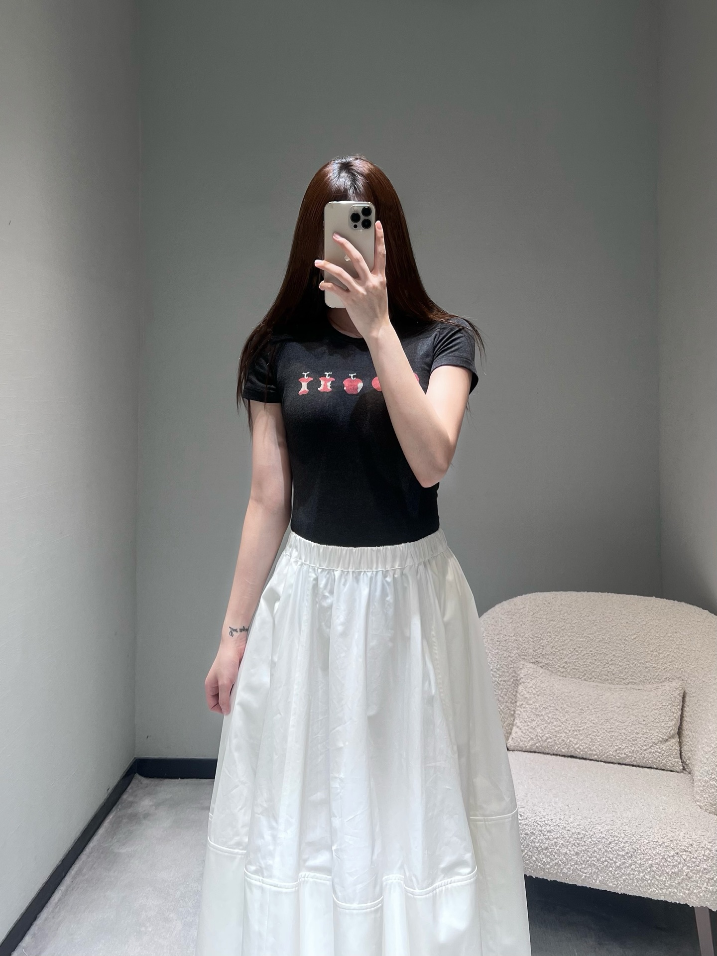 NO:716420,JOR*A&Ro*y26SS Lucky Fruit Joint Series // Beaded Apple Short-sleeved T-shirt Made of the same skin-friendly and breathable delicate fabric as Zhao Lusi, it is soft and comfortable to wear next to the body. The classic round neck design is simple and neat and does not pick up the face shape. The chest is decorated with interesting apple prints, with intact fruits and bitten patterns arranged at random, adding a lively and playful girlish feel. SML,, T-shirt, tees, t-shirt,19860909JOR*A&Ro*y26SS幸运果联名系列//钉珠苹果短袖T恤赵露思同款亲肤透气的细腻面料,贴身穿着柔软舒适,经典小圆领设计,简约利落不挑脸型.胸前点缀趣味苹果印花,完整果实与被咬掉的图案错落排列,增添活泼俏皮的少女感.SML,,T-shirt,tees，t-shirt,,Women's clothing