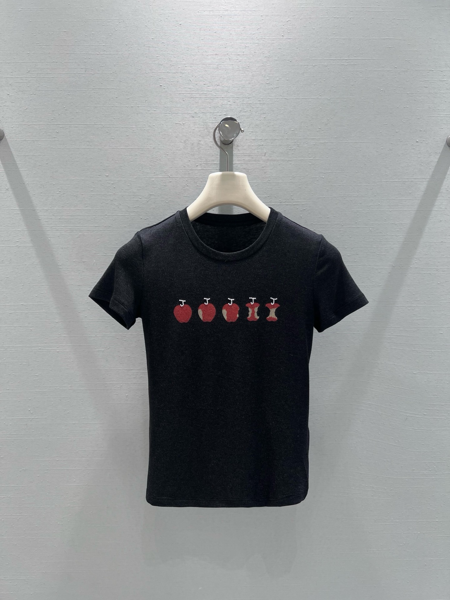 NO:716417,Support for exchange JOR*A&Ro*y26SS Lucky Fruit Joint Series // Beaded Apple Short-sleeved T-shirt Zhao Lusi's same style, skin-friendly and breathable delicate fabric, soft and comfortable to wear, classic small round neck design, simple and neat without picking up the face. The chest is decorated with interesting apple prints, with intact fruits and bitten off patterns arranged at random, adding a lively and playful girlish feel. SML real shot details, T-shirt, tees, t-shirt,19860909支持换款JOR*A&Ro*y26SS幸运果联名系列//钉珠苹果短袖T恤赵露思同款亲肤透气的细腻面料,贴身穿着柔软舒适,经典小圆领设计,简约利落不挑脸型.胸前点缀趣味苹果印花,完整果实与被咬掉的图案错落排列,增添活泼俏皮的少女感.SML实拍细节,,T-shirt,tees，t-shirt,,Women's clothing