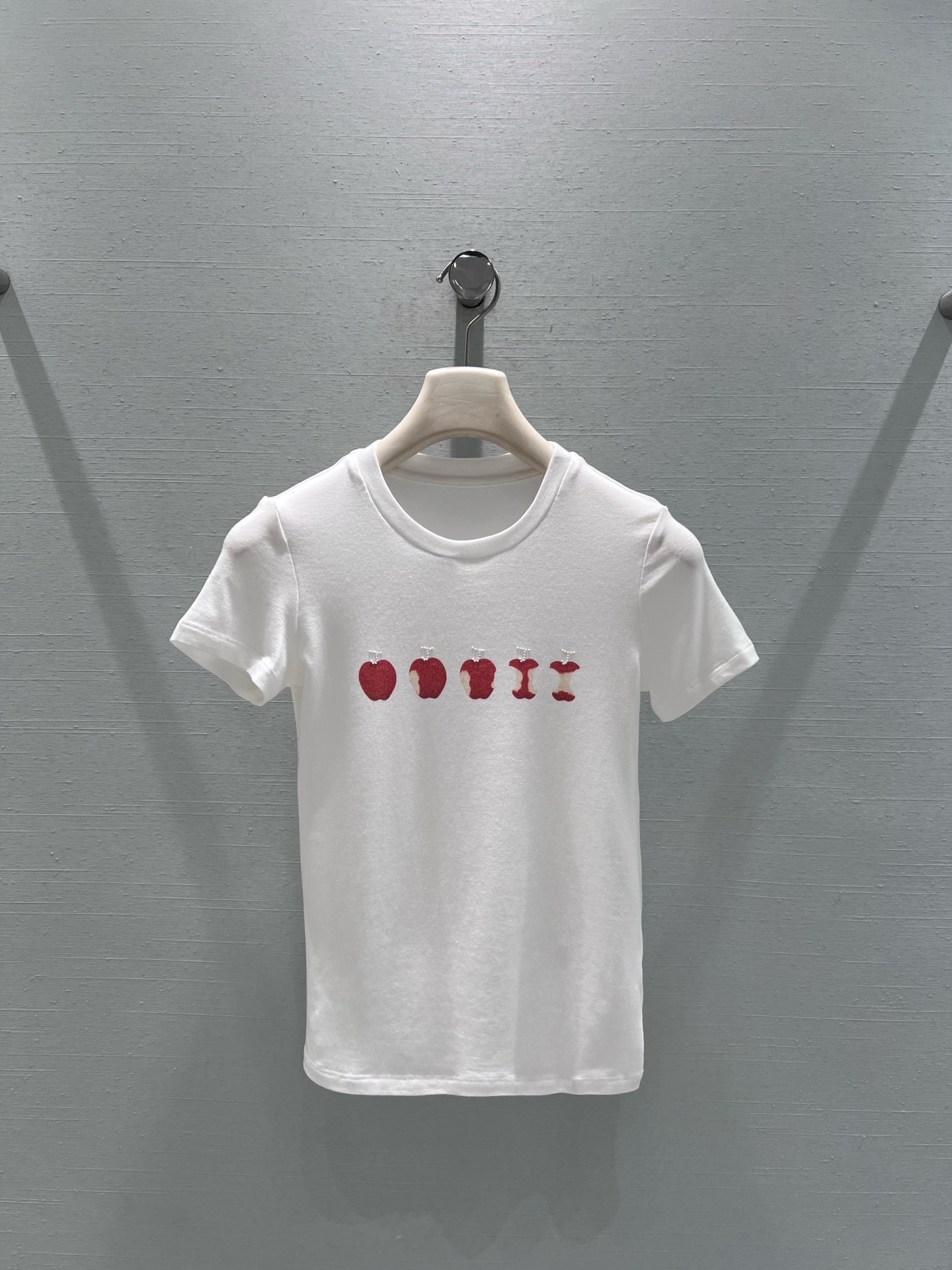 NO:716423,Supports exchange JOR*A&Ro*y26SS Lucky Fruit Joint Series //Beaded Apple Short-sleeved T-shirt Zhao Lusi's same skin-friendly and breathable delicate fabric, soft and comfortable to wear next to the body, classic small round neck design, simple and neat without picking up the face. The chest is decorated with interesting apple prints, with intact fruits and bitten patterns arranged at random, adding a lively and playful girlish feel. SML,, T-shirt, tees, t-shirt,19860909支持换款JOR*A&Ro*y26SS幸运果联名系列//钉珠苹果短袖T恤赵露思同款亲肤透气的细腻面料,贴身穿着柔软舒适,经典小圆领设计,简约利落不挑脸型.胸前点缀趣味苹果印花,完整果实与被咬掉的图案错落排列,增添活泼俏皮的少女感.SML,,T-shirt,tees，t-shirt,,Women's clothing