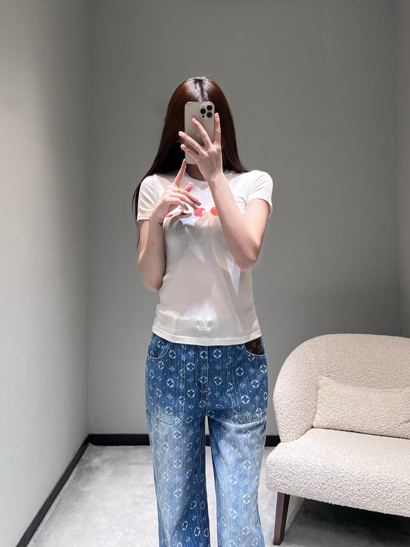 NO:716426,JOR*A&Ro*y26SS Lucky Fruit Joint Series // Beaded Apple Short-sleeved T-shirt Made of the same skin-friendly and breathable delicate fabric as Zhao Lusi, it is soft and comfortable to wear next to the body. The classic round neck design is simple and neat and does not pick up the face shape. The chest is decorated with interesting apple prints, with intact fruits and bitten patterns arranged at random, adding a lively and playful girlish feel. SML,, T-shirt, tees, t-shirt,19860909JOR*A&Ro*y26SS幸运果联名系列//钉珠苹果短袖T恤赵露思同款亲肤透气的细腻面料,贴身穿着柔软舒适,经典小圆领设计,简约利落不挑脸型.胸前点缀趣味苹果印花,完整果实与被咬掉的图案错落排列,增添活泼俏皮的少女感.SML,,T-shirt,tees，t-shirt,,Women's clothing