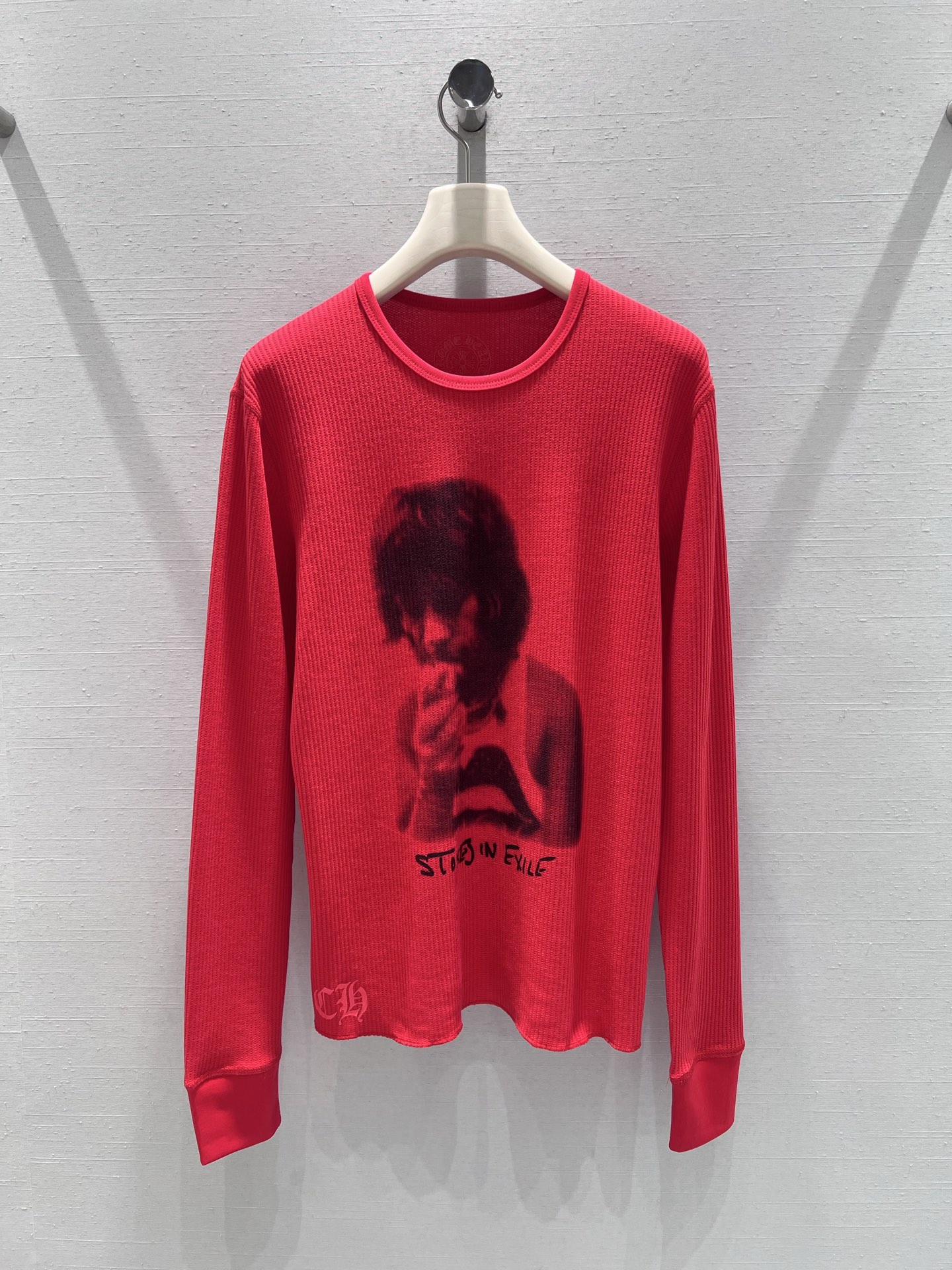 NO:716429,Support exchange chrom*he*rts early spring series //Rolling Stones long-sleeved top Fan Chengcheng's same high-saturation red tone has its own eye-catching properties; the blurred portrait print on the chest is made of old technology, with handwritten style letters, and has a retro rock and roll atmosphere. The small love embroidery embellishment at the hem adds a sense of sweet and cool balance. SML real shot details, chrome hearts,19860909支持换款 chrom*he*rts克罗*早春系列//滚石长袖上衣范丞丞同款高饱和度正红色调自带吸睛属性；胸前的模糊人像印花采用做旧工艺,搭配手写风格字母,自带复古摇滚气息,下摆处的小巧爱心刺绣点缀,增添一丝甜酷平衡感.SML实拍细节,,chrome hearts,,Women's clothing