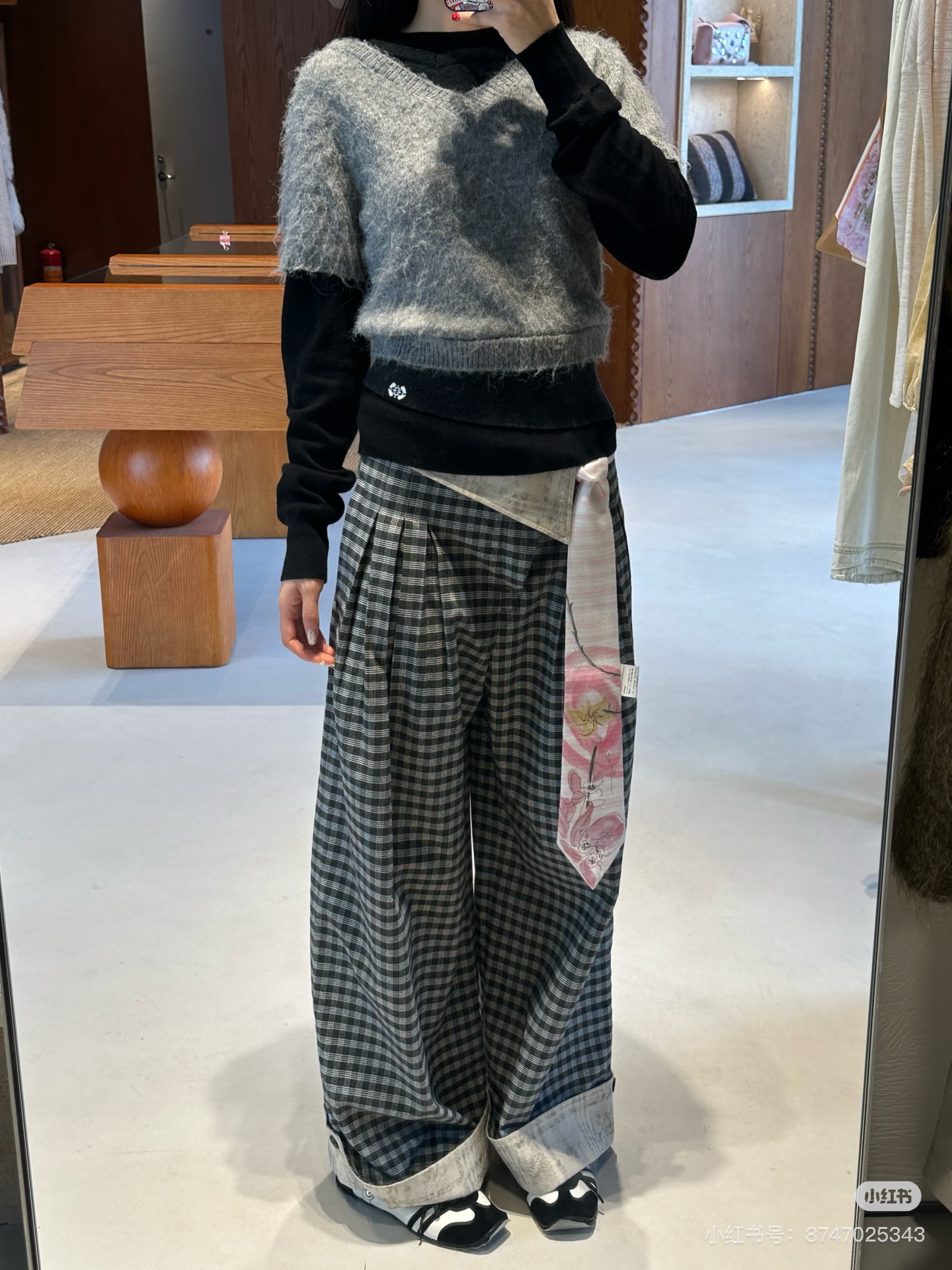 NO:716434,MEDIUMWE*L 26SS early spring new series // The spliced ​​and flanged design of the waistband of retro plaid cuffed wide-leg trousers breaks the regularity of the plaid and brings a casual and uninhibited tone. The cuffs of the trouser legs echo the waistband design, and the details exposed when walking are more refined. Pear-shaped body Tiancai SML,,19860909MEDIUMWE*L 26SS早春新款系列//复古格纹翻边阔腿裤腰头的拼接翻边设计打破了格纹的规整感,自带随性不羁的腔调,裤脚翻边与腰头设计呼应,走路时露出的细节更显精致感.梨形身材天菜SML,,,Women's clothing