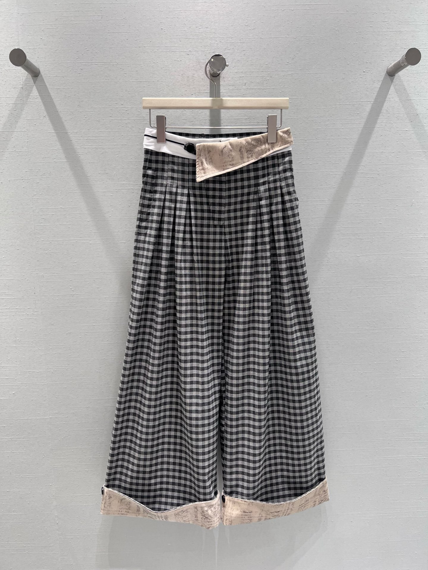 NO:716432,Supports exchange MEDIUMWE*L 26SS early spring new series // The spliced ​​and flanged design of the waistband of retro plaid cuffed wide-leg trousers breaks the regularity of the plaid and brings a casual and uninhibited tone. The cuffs of the trouser legs echo the waistband design, and the details exposed when walking are more refined. Pear-shaped body Amana SML real shot details,,19860909支持换款 MEDIUMWE*L 26SS早春新款系列//复古格纹翻边阔腿裤腰头的拼接翻边设计打破了格纹的规整感,自带随性不羁的腔调,裤脚翻边与腰头设计呼应,走路时露出的细节更显精致感.梨形身材天菜SML实拍细节,,,Women's clothing