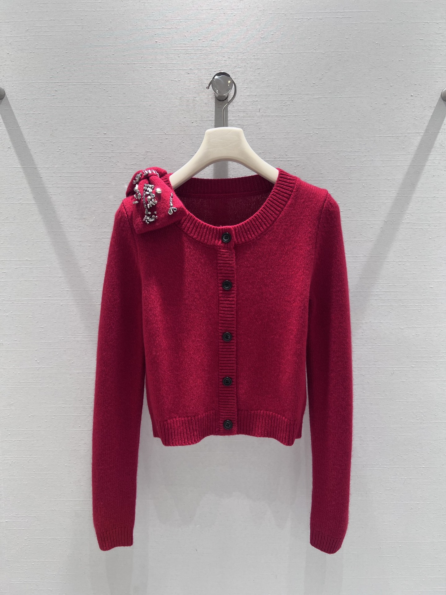 NO:716440,Support exchange 26SS early spring new series // The three-dimensional bow on the shoulder of the red diamond bow sweater cardigan is decorated with sparkling rhinestones, which reflects the fine luster under the light. It is low-key and luxurious. The true red brings a festive atmosphere, and the diamond bow adds exquisite nobility. Wear it and immediately become the focus of the crowd. SML real shot details,,sweaters,19860909支持换款 26SS早春新款系列//红钻蝴蝶结毛衣开衫肩头的立体蝴蝶结点缀着闪耀水钻,灯光下折射出细碎光泽,低调奢华,正红色自带喜庆气场,钻饰蝴蝶结又添了精致贵气,穿上它立刻成为人群中的焦点.SML实拍细节,,sweaters,,Women's clothing