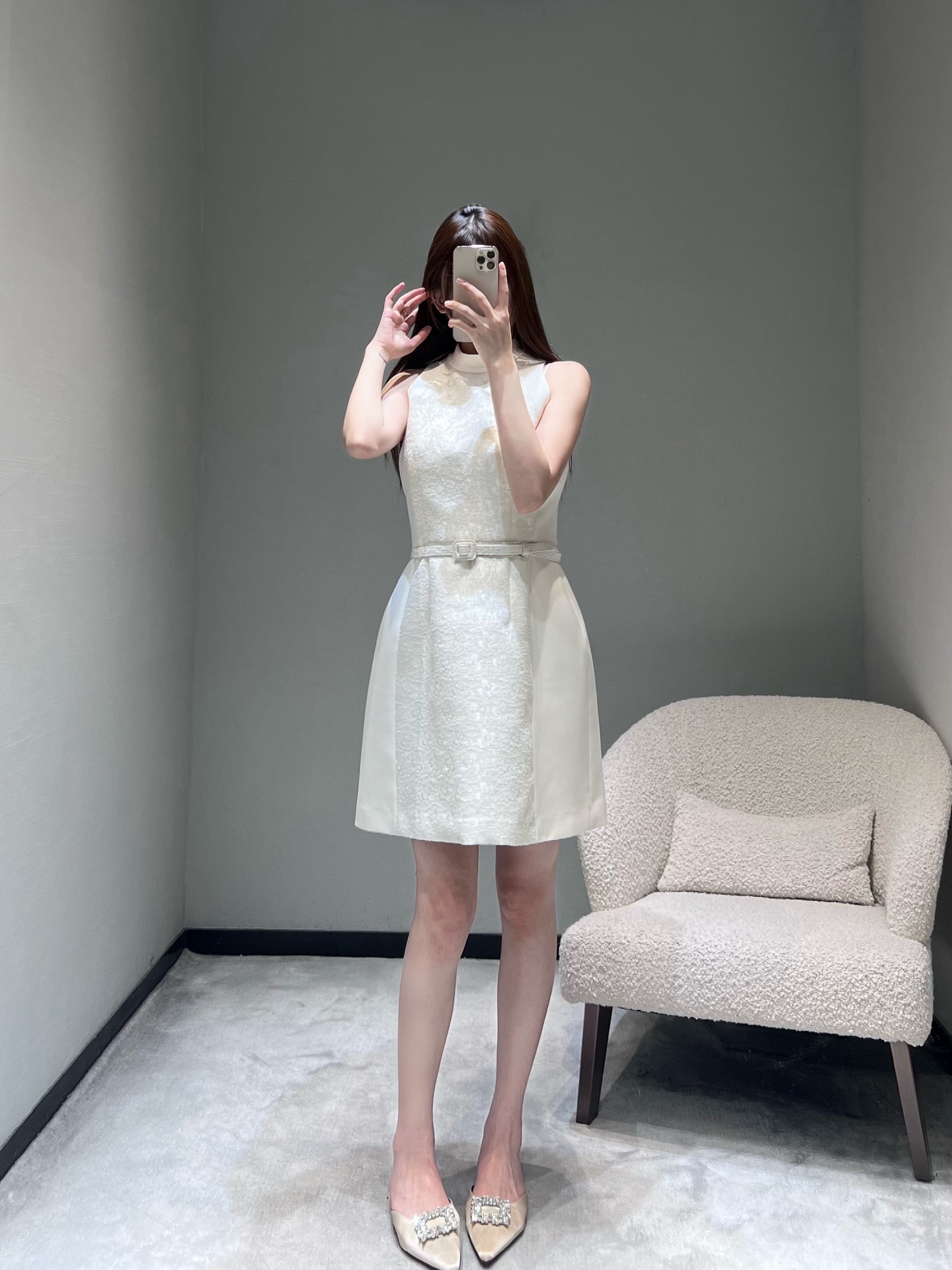 NO:716446,26SS new early spring series // Sleeveless stand-up collar waist dress. The sleeveless stand-up collar design not only retains the elegance of Xiaoxiang style, but also adds a bit of neatness and sophistication. The thin belt that comes with it can be adjusted freely to easily outline the waist and hip curves, making the overall proportion more slender. The slightly spread A-line skirt makes it more agile and elegant when walking. SML,,skirts,1986090926SS早春新款系列//无袖立领收腰连衣裙 无袖立领设计既保留了小香风的优雅,又多了几分利落与精致自带的细腰带可以自由调节松紧,轻松勾勒出腰臀曲线,让整体比例更显修长.微微散开的A字裙摆,走动间更显灵动优雅.SML,,skirts,,Women's clothing