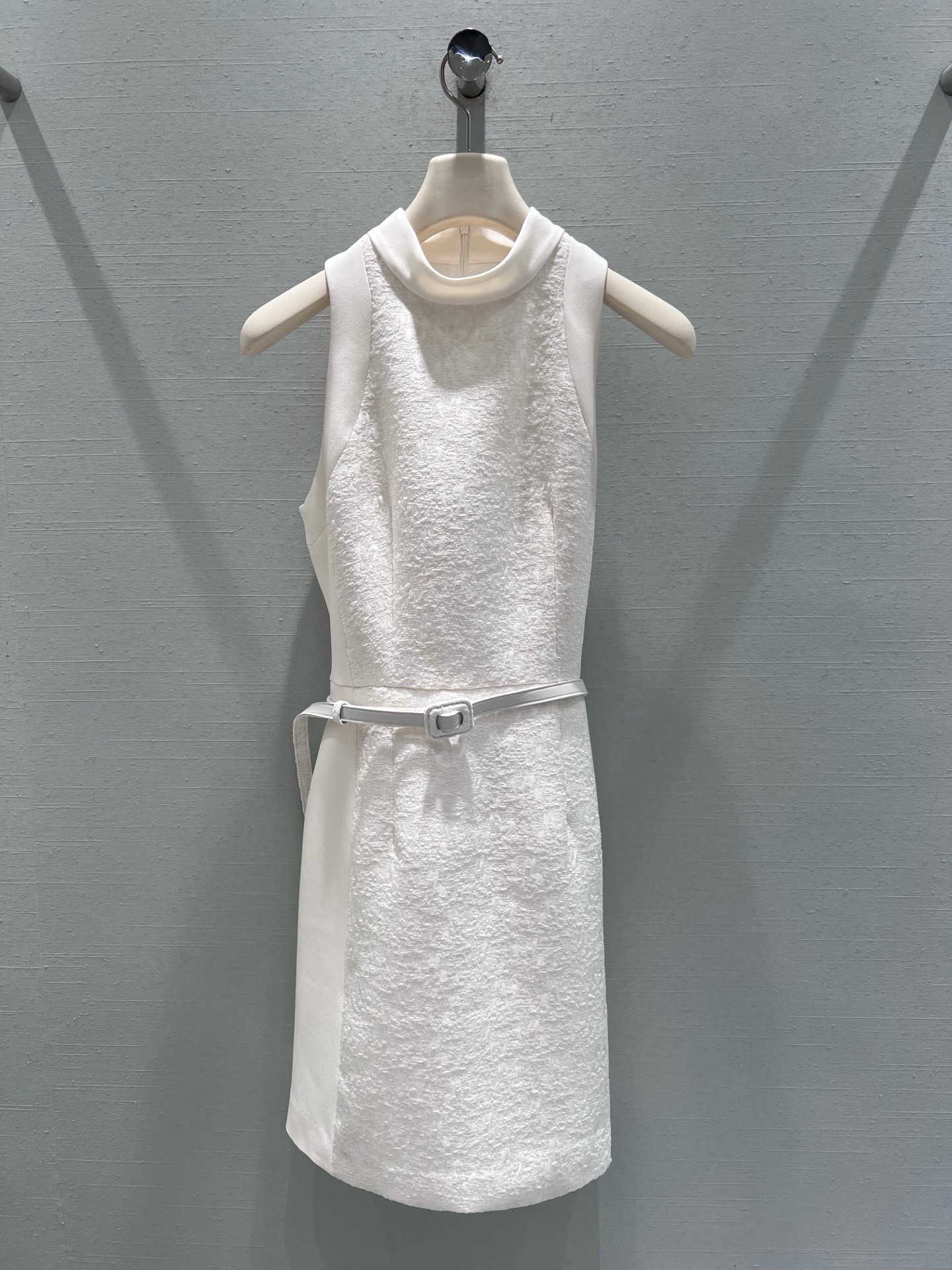 NO:716444,Support exchange 26SS early spring new series // Sleeveless stand-up collar waist dress. The sleeveless stand-up collar design not only retains the elegance of the small fragrance, but also adds a bit of neatness and sophistication. The thin belt that comes with it can be adjusted freely to easily outline the waist and hip curve, making the overall proportion more slender. The slightly spread A-line skirt makes it more agile and elegant when walking. SML real shot details, skirts,19860909支持换款 26SS早春新款系列//无袖立领收腰连衣裙 无袖立领设计既保留了小香风的优雅,又多了几分利落与精致自带的细腰带可以自由调节松紧,轻松勾勒出腰臀曲线,让整体比例更显修长.微微散开的A字裙摆,走动间更显灵动优雅.SML实拍细节,,skirts,,Women's clothing