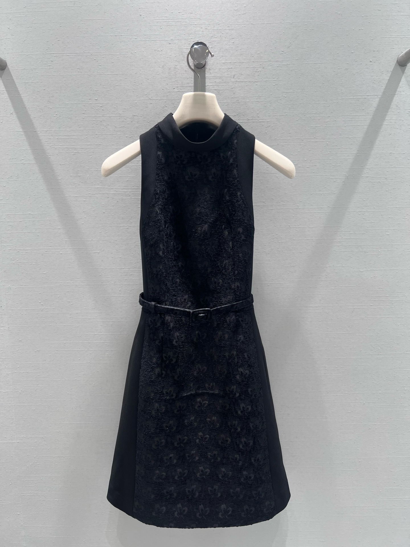 NO:716448,Support exchange 26SS early spring new series // Sleeveless stand-up collar waist dress. The sleeveless stand-up collar design not only retains the elegance of the small fragrance, but also adds a bit of neatness and sophistication. The thin belt that comes with it can be adjusted freely to easily outline the waist and hip curve, making the overall proportion more slender. The slightly spread A-line skirt makes it more agile and elegant when walking. SML real shot details, skirts,19860909支持换款 26SS早春新款系列//无袖立领收腰连衣裙 无袖立领设计既保留了小香风的优雅,又多了几分利落与精致自带的细腰带可以自由调节松紧,轻松勾勒出腰臀曲线,让整体比例更显修长.微微散开的A字裙摆,走动间更显灵动优雅.SML实拍细节,,skirts,,Women's clothing