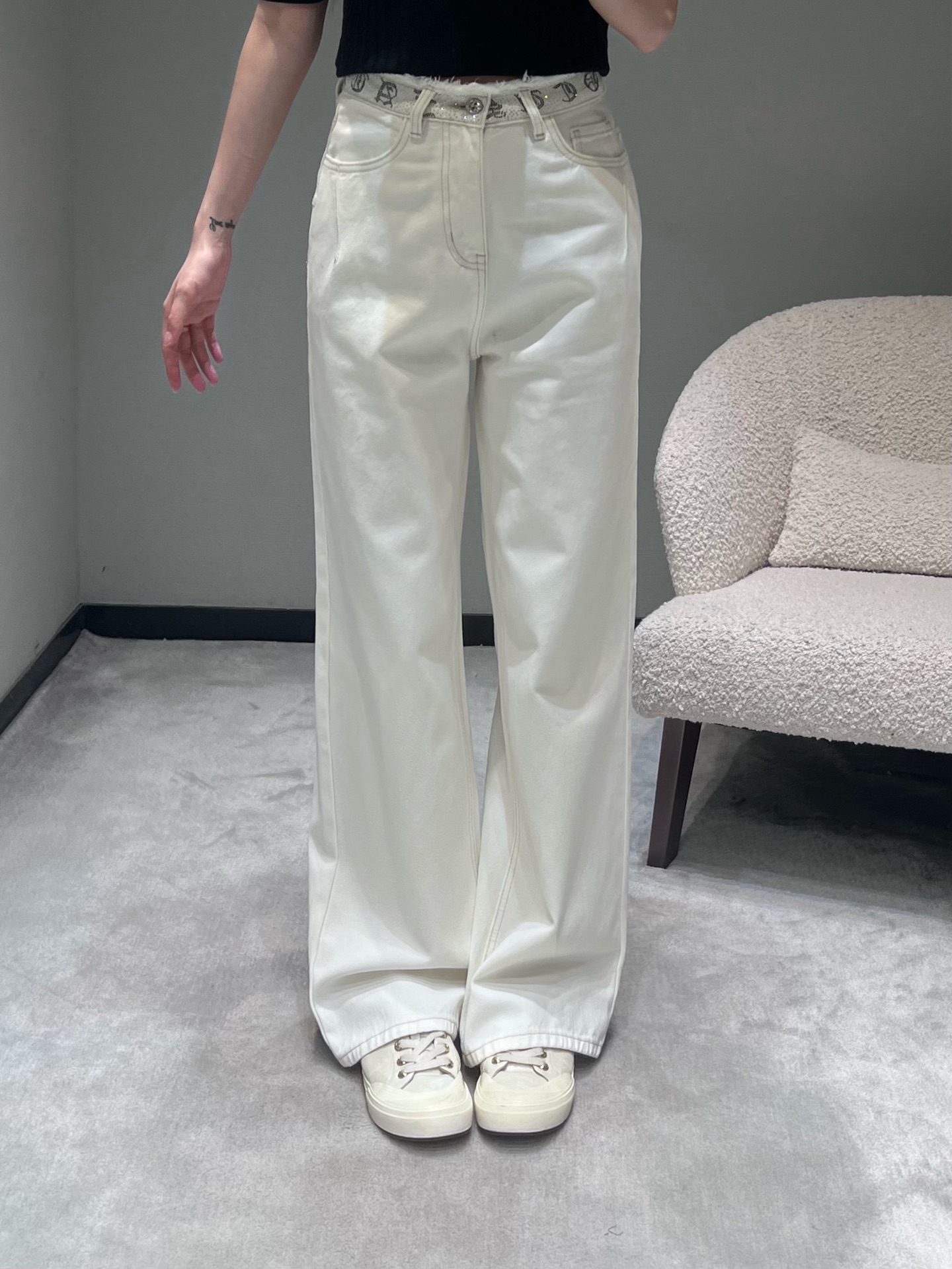 NO:716457,chrom*he*rts Early Spring Series // The irregular raw edges at the waistband of raw-edged wide-leg denim trousers are matched with dark texture, giving it a casual and lazy fashionable temperament. The classic wide-leg cut spreads naturally from the thigh to the trouser leg, which can perfectly modify the leg shape; it has a cool and high-end feel. SML,, chrome hearts,19860909chrom*he*rts克罗*早春系列//毛边阔腿牛仔长裤腰头的不规则毛边搭配暗纹质感,自带随性慵懒的时髦气质,经典的阔腿剪裁,从大腿到裤脚自然散开,能完美修饰腿型；自带清冷高级感.SML,,chrome hearts,,Women's clothing