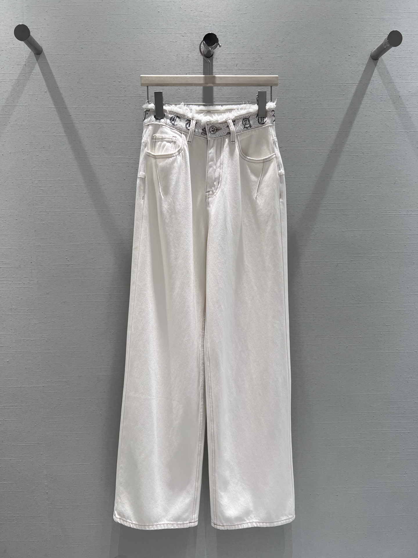 NO:716454,Support exchange chrom*he*rts early spring series // The irregular raw edges at the waistband of raw edge wide-leg denim trousers are matched with dark texture, giving it a casual and lazy fashionable temperament. The classic wide-leg cut spreads naturally from the thigh to the trouser leg, which can perfectly modify the leg shape; it has a cool and high-end feeling. SML real shot details, chrome hearts,19860909支持换款 chrom*he*rts克罗*早春系列//毛边阔腿牛仔长裤腰头的不规则毛边搭配暗纹质感,自带随性慵懒的时髦气质,经典的阔腿剪裁,从大腿到裤脚自然散开,能完美修饰腿型；自带清冷高级感.SML实拍细节,,chrome hearts,,Women's clothing