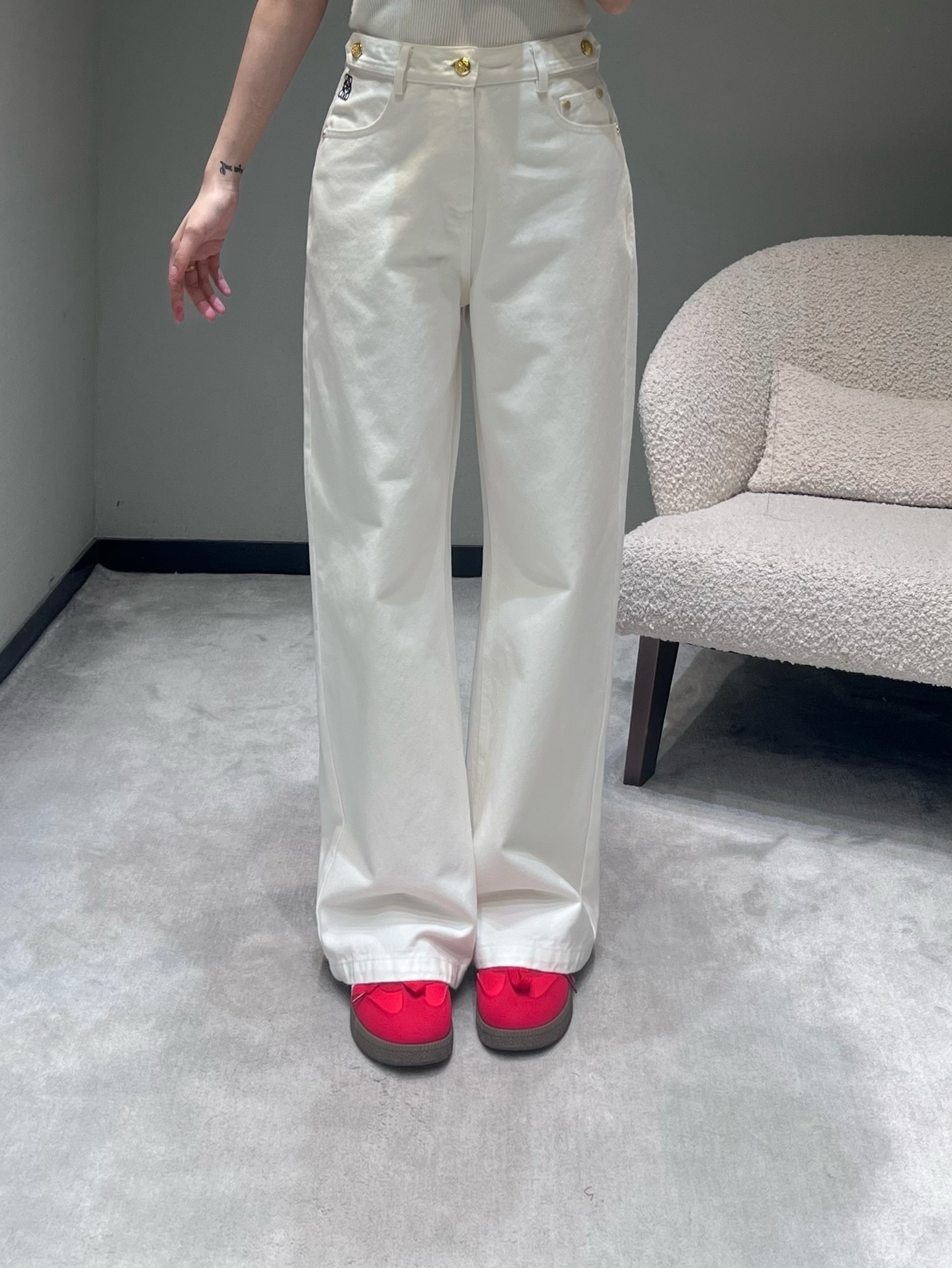 NO:716463,LOEW*2025FW new autumn and winter series //Classic straight-leg denim trousers with classic logo embroidery on the waist and exquisite gold buttons. They are made of high-waisted straight cuts. The trousers are neatly straight from top to bottom and have a retro atmosphere. SML,,loewe,19860909LOEW*2025FW秋冬上新系列//经典直筒牛仔长裤腰间经典logo刺绣,金色扣子精致感十足,采用高腰直筒剪裁,裤型从上至下呈利落直线型,自带复古氛围感.SML,,loewe,,Women's clothing