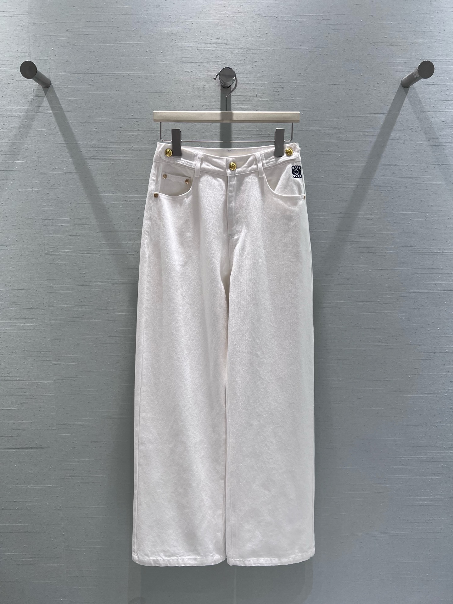 NO:716460,Supports exchange of styles LOEW* 2025FW new autumn and winter series // Classic straight-leg denim trousers with classic logo embroidery on the waist, golden buttons and full of exquisiteness, high-waist straight cut, neat straight shape from top to bottom, with a retro atmosphere. SML real shot details,, loewe,19860909支持换款LOEW*2025FW秋冬上新系列//经典直筒牛仔长裤腰间经典logo刺绣,金色扣子精致感十足,采用高腰直筒剪裁,裤型从上至下呈利落直线型,自带复古氛围感.SML实拍细节,,loewe,,Women's clothing