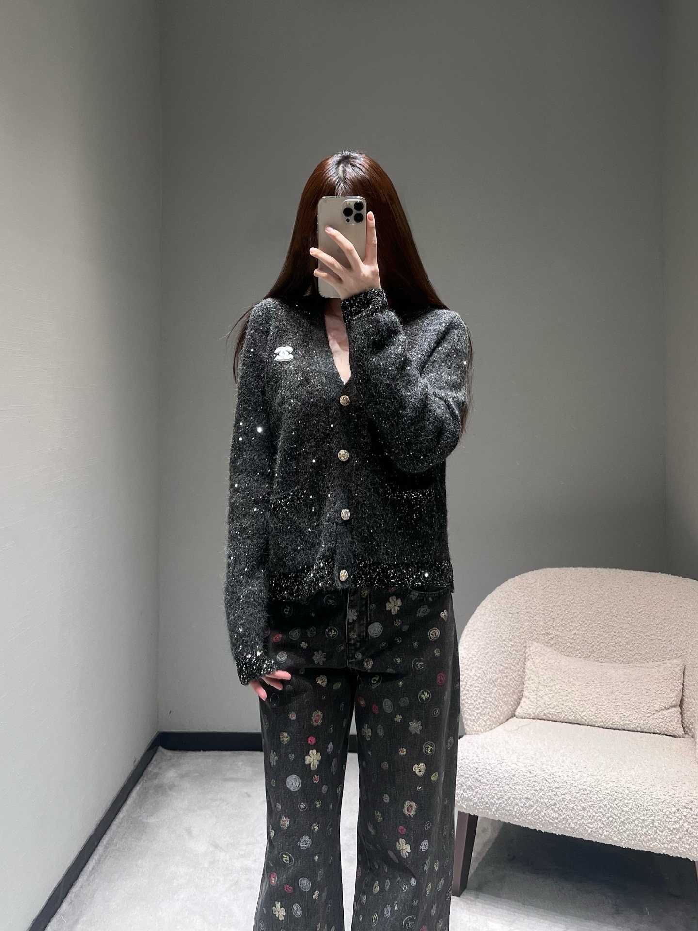 NO:716469,Chan*L 2026SS early spring new product series // Dark gray silver glitter V-neck knitted cardigan with dark gray background mixed with fine glitter silver threads, which glows low-key under the light, creating a refined atmosphere. The collar design modifies the neck line, and is paired with customized metal buttons, showing quality in every detail. SML,,chanel,19860909Chan*L 2026SS早春新品系列// 深灰银闪V领针织开衫深灰底色混织细闪银线,在光线下低调发光,打造精致氛围感,领设计修饰颈部线条,搭配定制金属质感纽扣,细节处尽显品质.SML,,chanel,,Women's clothing