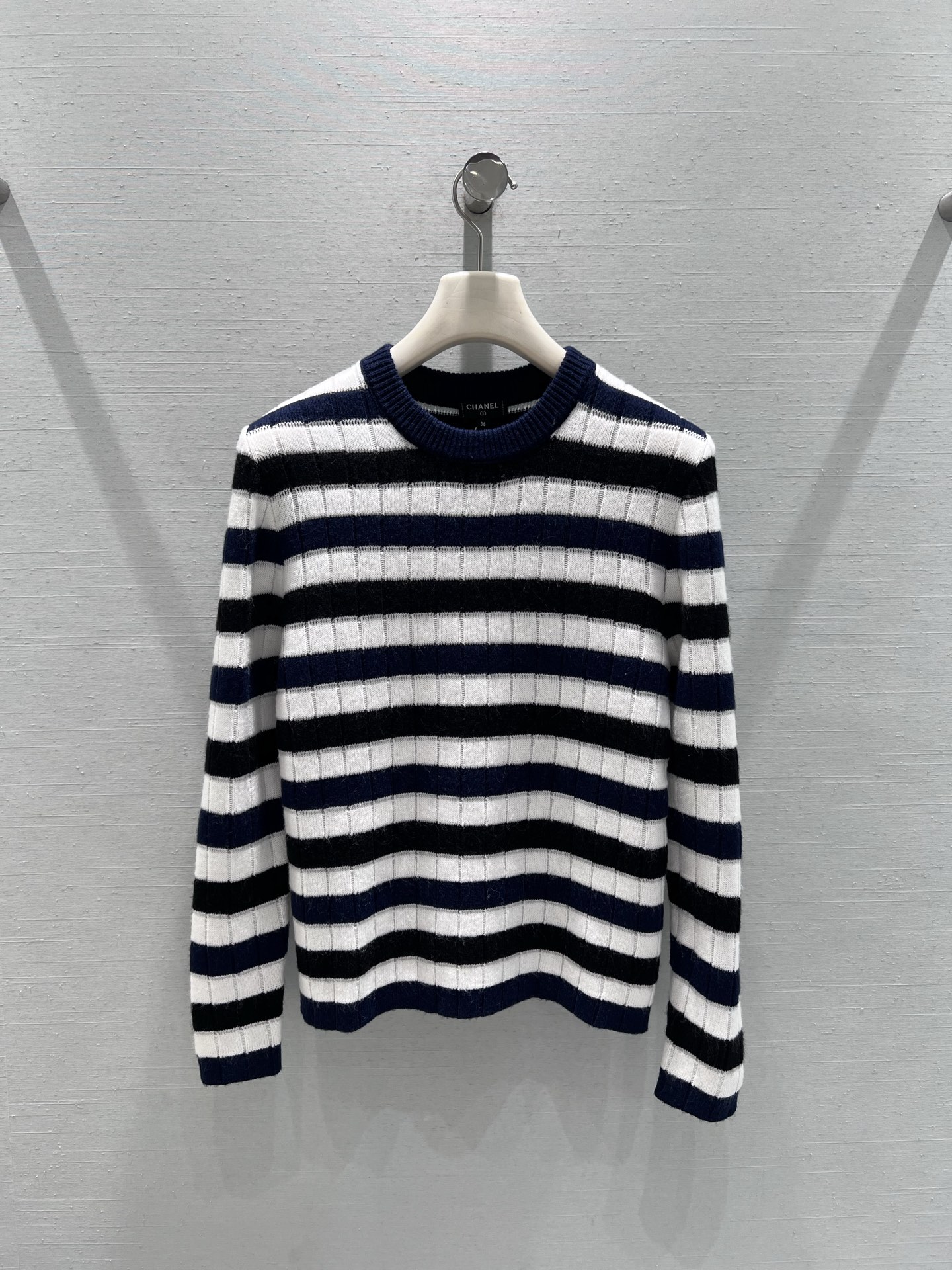 NO:716472,Support exchange Chan*L 2026SS early spring new product series // The striped round-neck sweater adopts fine pit knitting technology, which is soft and skin-friendly. The ribbed round-neck design fits the neck and is not easily deformed after long-term wear. A timeless classic, the combination of navy blue and off-white stripes brings a French sense of laziness. SML real shot details,,chanel,19860909支持换款Chan*L 2026SS早春新品系列// 条纹圆领针织衫采用细腻坑条针织工艺,软糯亲肤,罗纹圆领设计贴合颈部,久穿不易变形. 永不过时的经典款,藏青与米白的条纹组合自带法式慵懒感.SML实拍细节,,chanel,,Women's clothing