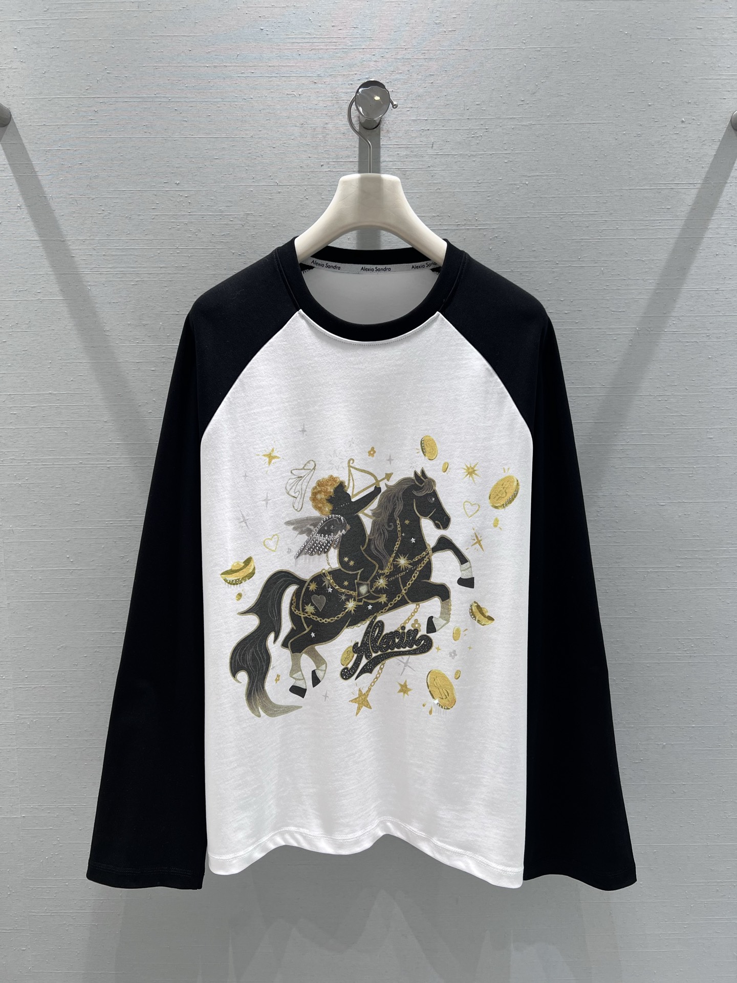 NO:716478,Support exchange AlexiaSand** 2026SS early spring new product series // Pegasus raglan long-sleeved T-shirt top. Gilt Pegasus printed hot diamond, high-count cotton blended fabric, light and breathable, soft and skin-friendly when worn next to the body, and not easy to deform after long-term washing. Raglan sleeves cut, horse print using environmentally friendly offset printing technology, bright and firm colors, rich pattern details. SML real shot details, tees, t-shirt,19860909支持换款 AlexiaSand**2026SS早春新品系列//飞马插肩长袖T恤上衣 鎏金飞马印花烫钻,高支棉混纺面料,轻薄透气,贴身穿软糯亲肤,久洗不易变形.插肩袖剪裁,骏马印花采用环保胶印工艺,色彩鲜亮牢固,图案细节丰富.SML实拍细节,,tees，t-shirt,,Women's clothing