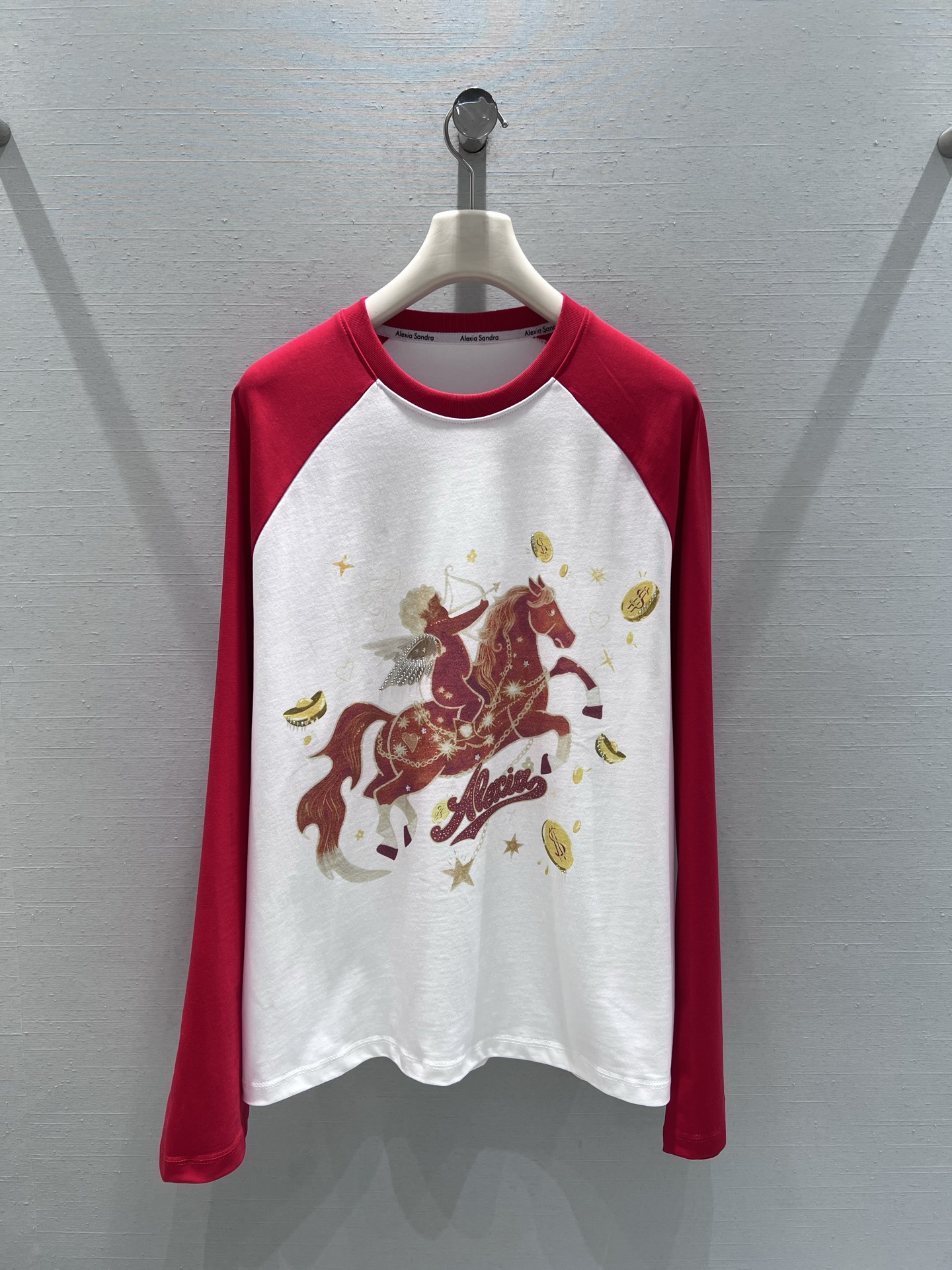 NO:716455,Support exchange AlexiaSand** 2026SS early spring new product series // Pegasus raglan long-sleeved T-shirt top. Gilt Pegasus printed hot diamond, high-count cotton blended fabric, light and breathable, soft and skin-friendly when worn next to the body, and not easy to deform after long-term washing. Raglan sleeves cut, horse print using environmentally friendly offset printing technology, bright and firm colors, rich pattern details. SML real shot details, tees, t-shirt,19860909支持换款 AlexiaSand**2026SS早春新品系列//飞马插肩长袖T恤上衣 鎏金飞马印花烫钻,高支棉混纺面料,轻薄透气,贴身穿软糯亲肤,久洗不易变形.插肩袖剪裁,骏马印花采用环保胶印工艺,色彩鲜亮牢固,图案细节丰富.SML实拍细节,,tees，t-shirt,,Women's clothing