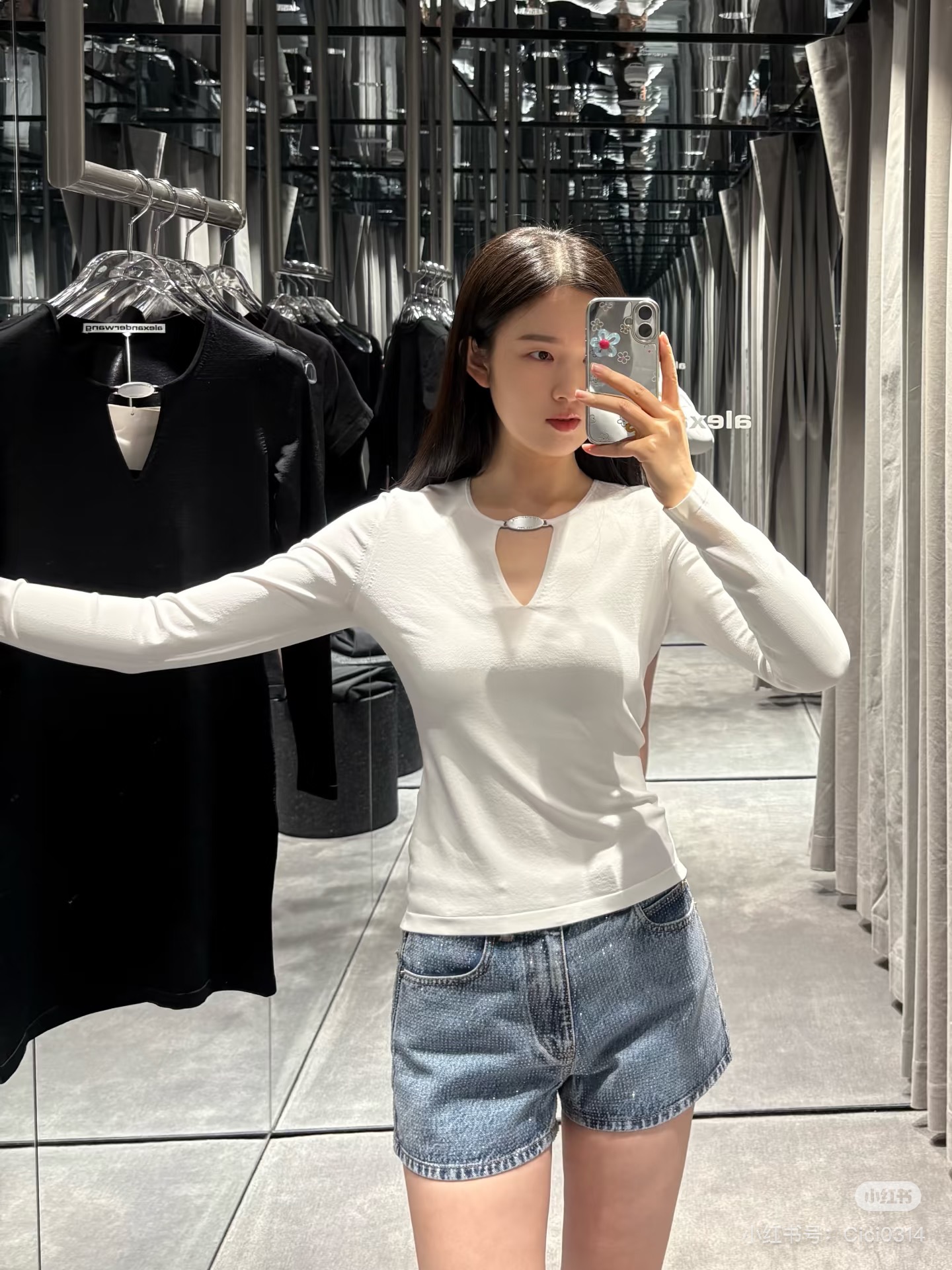 NO:717098,Alexander W*2026SS early spring new product series // AW minimalist V-neck knitted bottoming shirt, classic black and white, simple but not simple. The small V-shaped hollow design on the neckline is the finishing touch, which can not only modify the neck line, but also add a touch of sexy and delicate. The overall version is slim and neat, which perfectly interprets the king's iconic minimalist coolness. SML,, alexander wang,19860909Alexander W*2026SS早春新品系列//AW极简V领针织打底衫 经典黑白双色,简约而不简单.领口的小V型挖空设计,是点睛之笔,既能修饰颈部线条,增添一丝性感小心机.整体版型修身利落,完美诠释了大王标志性的极简酷感.SML,,alexander wang,,Women's clothing