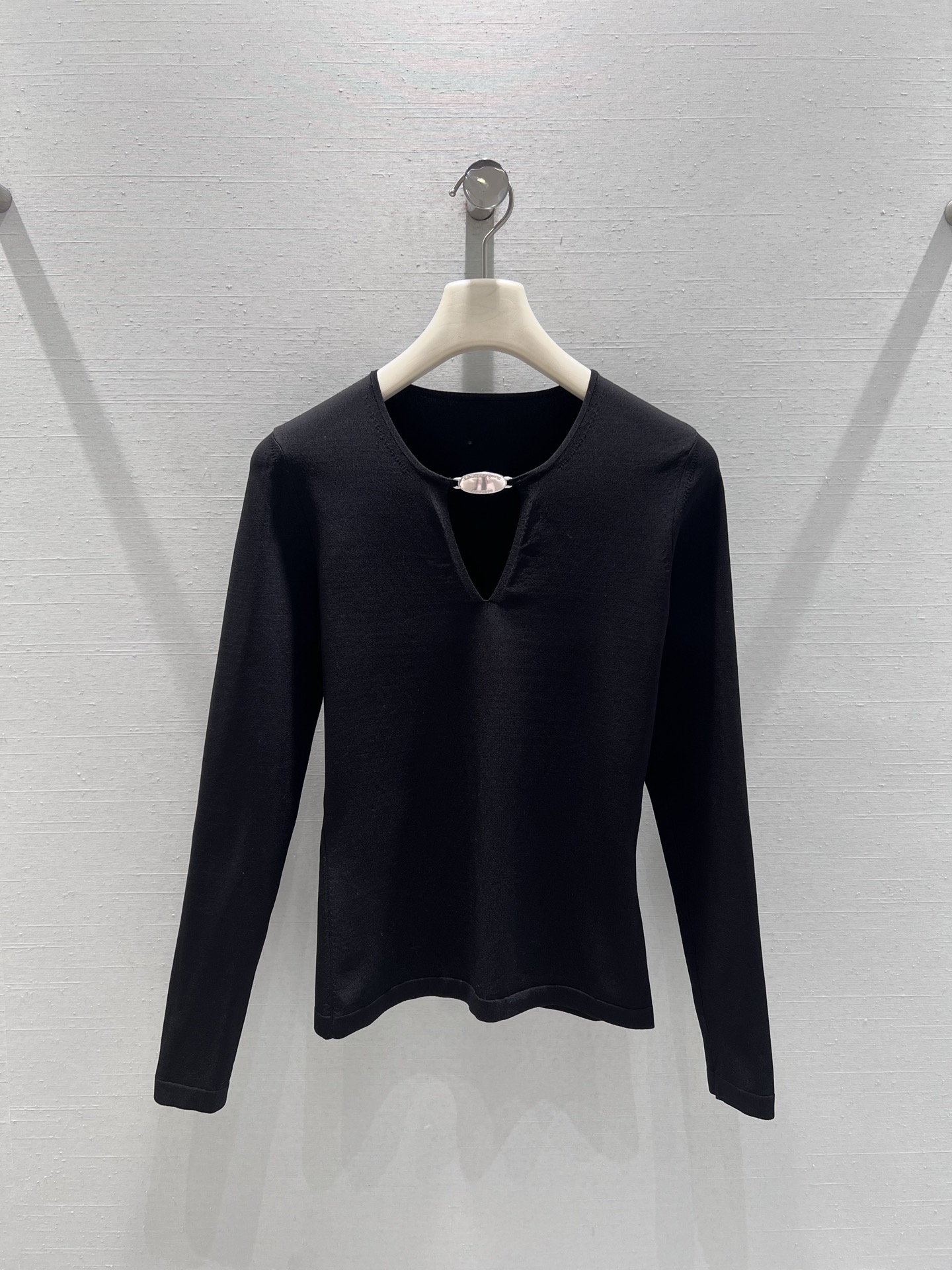 NO:717101,Supports exchange Alexander W*2026SS early spring new product series // AW minimalist V-neck knitted bottoming shirt, classic black and white, simple but not simple. The small V-shaped hollow design on the neckline is the finishing touch, which can not only modify the neck line, but also add a touch of sexy and sophisticated. The overall version is slim and neat, which perfectly interprets the king's signature minimalist coolness. SML real shot details, alexander wang,19860909支持换款Alexander W*2026SS早春新品系列//AW极简V领针织打底衫 经典黑白双色,简约而不简单.领口的小V型挖空设计,是点睛之笔,既能修饰颈部线条,增添一丝性感小心机.整体版型修身利落,完美诠释了大王标志性的极简酷感.SML实拍细节,,alexander wang,,Women's clothing