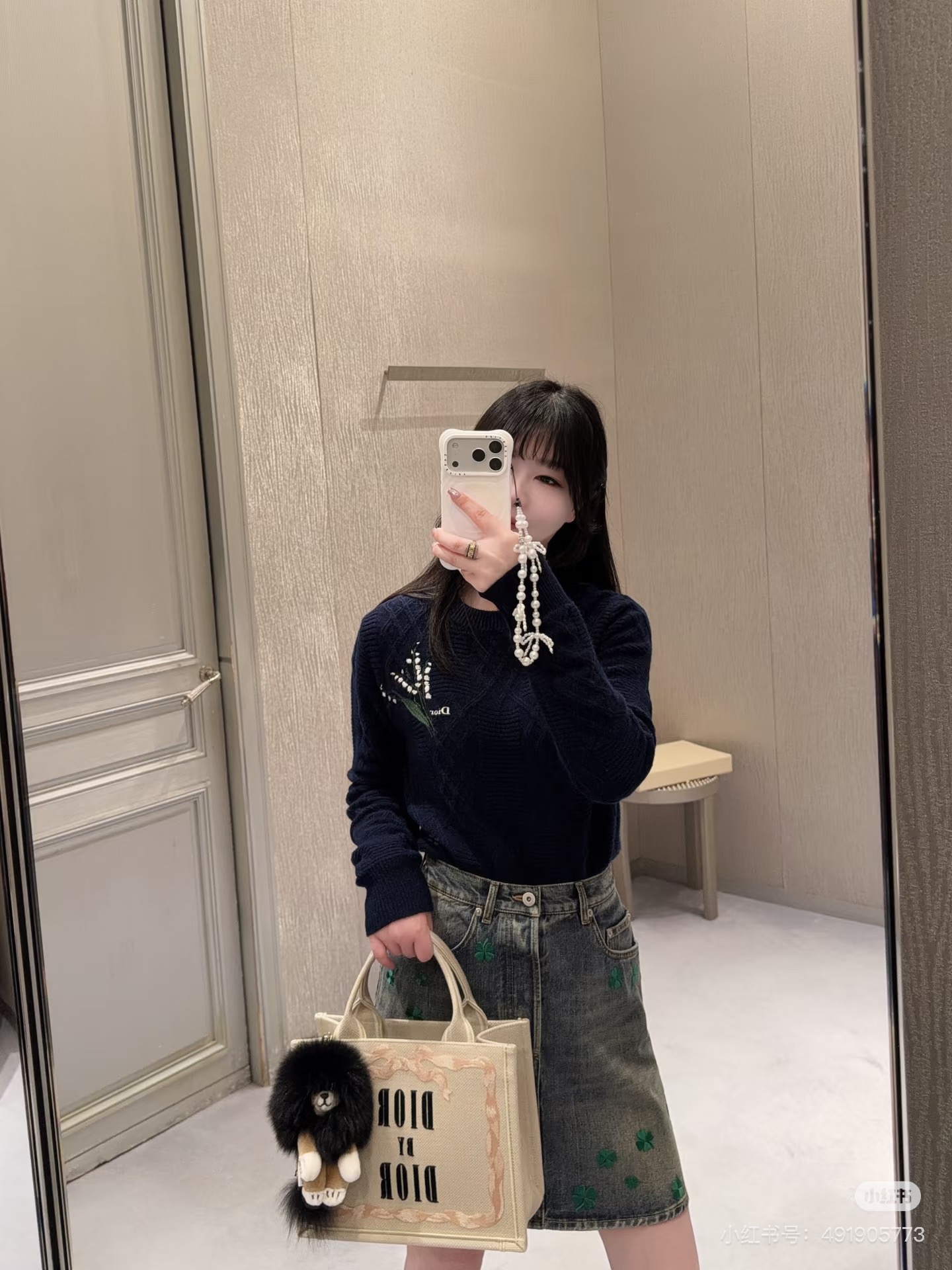 NO:717092,DIO*26SS early spring new product series // The plaid embroidered sweater comes in navy blue with a calm and elegant texture, classic diamond pattern three-dimensional cable work, and a retro and high-end feel. The lily of the valley embroidery on the left chest is integrated with the CD logo, which is the best combination to highlight the low-key style. SML,, dior,19860909DIO*26SS早春新品系列// 格纹刺绣针织衫自带沉静优雅的质感的藏青色,经典菱格纹立体绞花工艺,复古高级感.左胸处的铃兰花刺绣与 CD 标识融合,是低调彰显格调的最佳搭配.SML,,dior,,Women's clothing