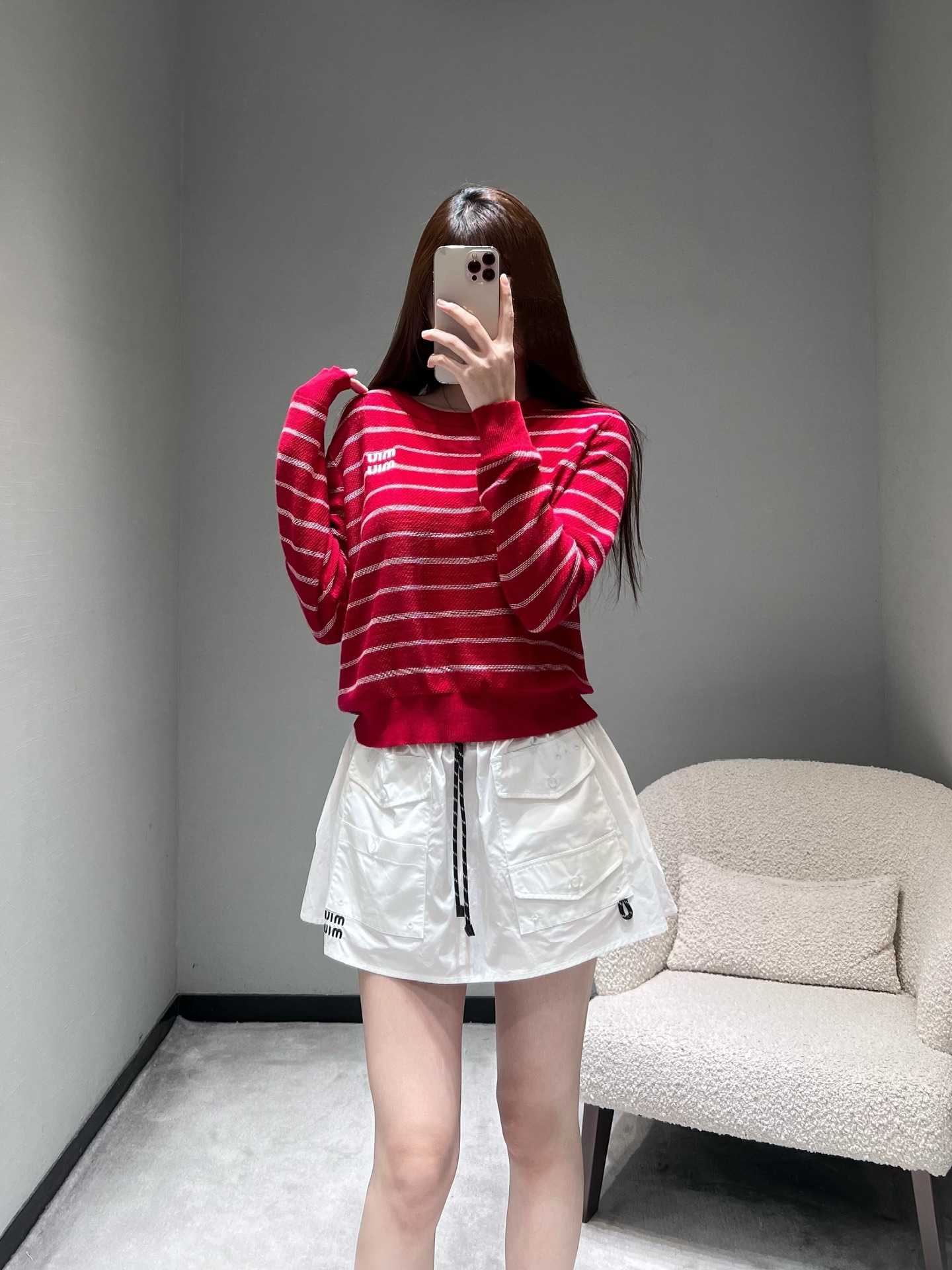 NO:717086,MIU*26SS new early spring series //Contrast color striped sweater is made of knitted fabric, which is light and soft to the touch. Classic stripe elements meet bright contrasting colors, the red and white model is lively and energetic, and the navy blue model is low-key and elegant. The exquisite MIU letter embroidery on the chest is the finishing touch, low-key highlighting the texture. SML,,miumiu,19860909MIU*26SS早春新品系列//撞色条纹针织衫采用针织面料,触感轻盈柔软.经典条纹元素遇上亮眼撞色,红白款活泼元气,藏青款低调雅致.胸口精致 MIU字母 刺绣是点睛之笔,低调彰显质感.SML,,miumiu,,Women's clothing