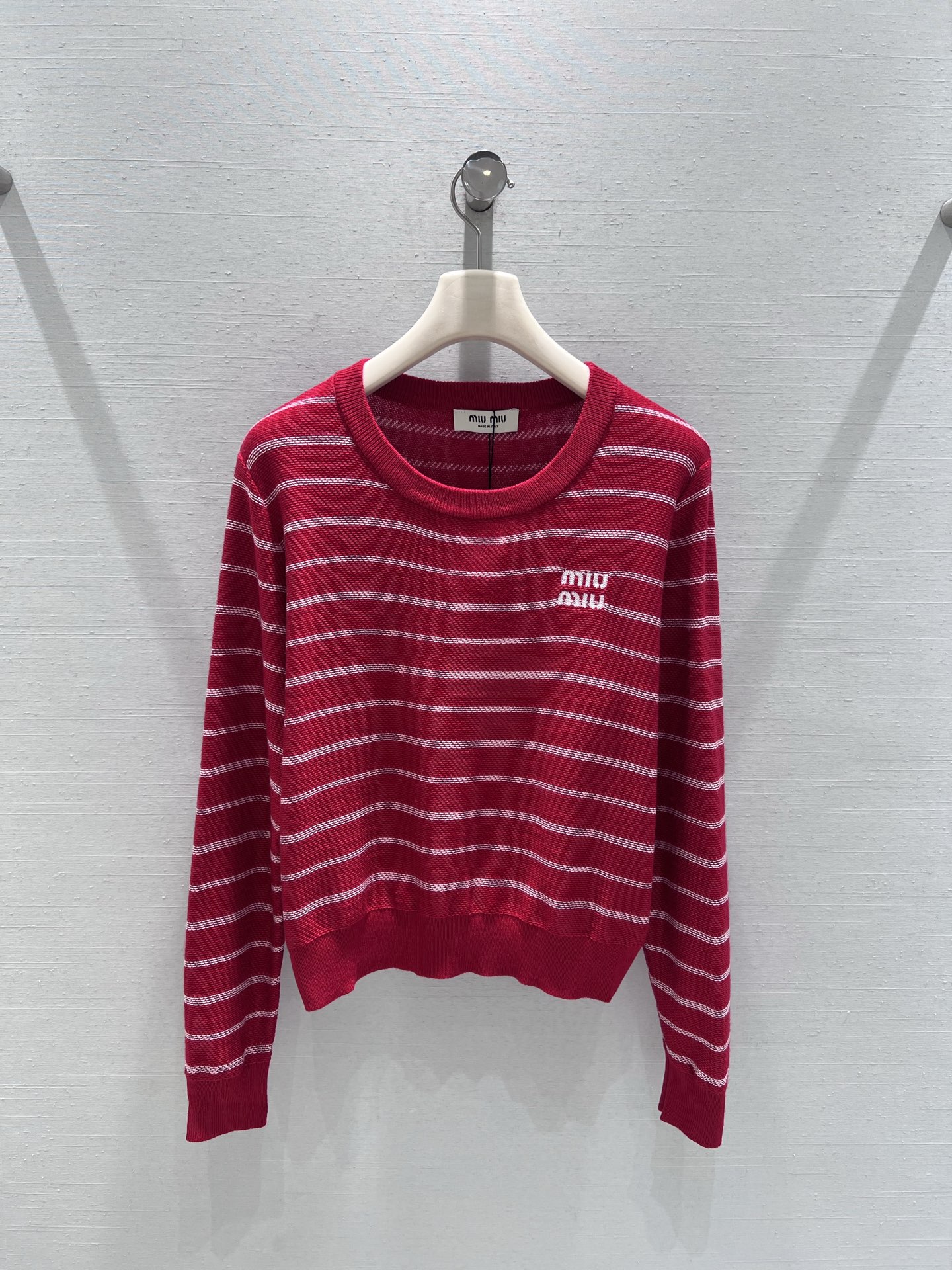 NO:717085,Support exchange MIU*26SS early spring new product series //Contrast color striped sweater is made of knitted fabric, light and soft to the touch. Classic stripe elements meet bright contrasting colors, the red and white model is lively and energetic, and the navy blue model is low-key and elegant. The exquisite MIU letter embroidery on the chest is the finishing touch, low-key highlighting the texture. SML real shot details,,miumiu,19860909支持换款MIU*26SS早春新品系列//撞色条纹针织衫采用针织面料,触感轻盈柔软.经典条纹元素遇上亮眼撞色,红白款活泼元气,藏青款低调雅致.胸口精致 MIU字母 刺绣是点睛之笔,低调彰显质感.SML实拍细节,,miumiu,,Women's clothing