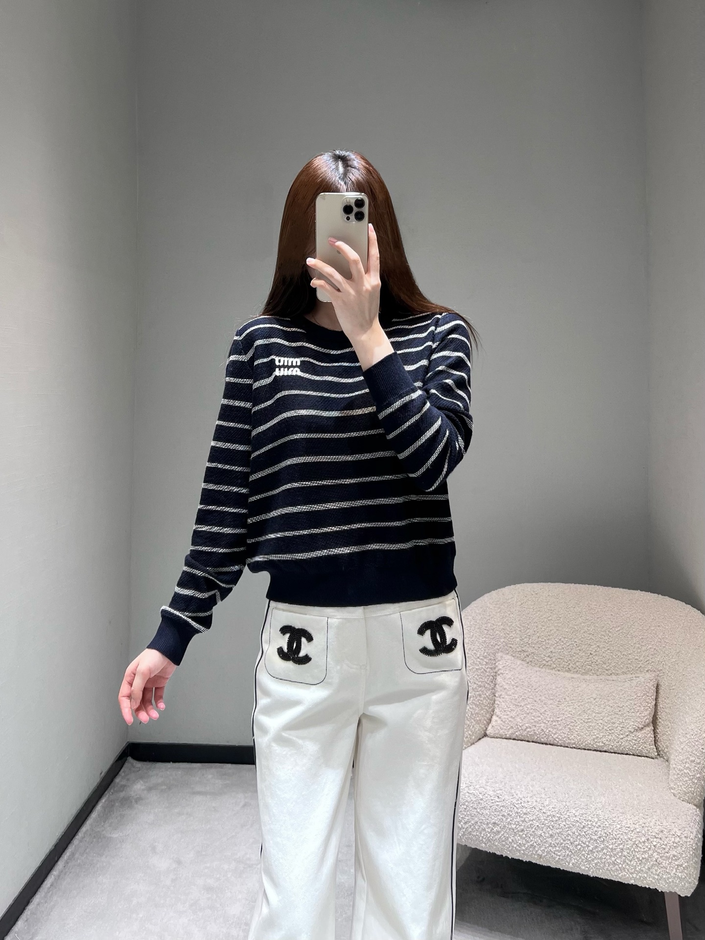 NO:717083,MIU*26SS new early spring series //Contrast color striped sweater is made of knitted fabric, which is light and soft to the touch. Classic stripe elements meet bright contrasting colors, the red and white model is lively and energetic, and the navy blue model is low-key and elegant. The exquisite MIU letter embroidery on the chest is the finishing touch, low-key highlighting the texture. SML,,miumiu,19860909MIU*26SS早春新品系列//撞色条纹针织衫采用针织面料,触感轻盈柔软.经典条纹元素遇上亮眼撞色,红白款活泼元气,藏青款低调雅致.胸口精致 MIU字母 刺绣是点睛之笔,低调彰显质感.SML,,miumiu,,Women's clothing