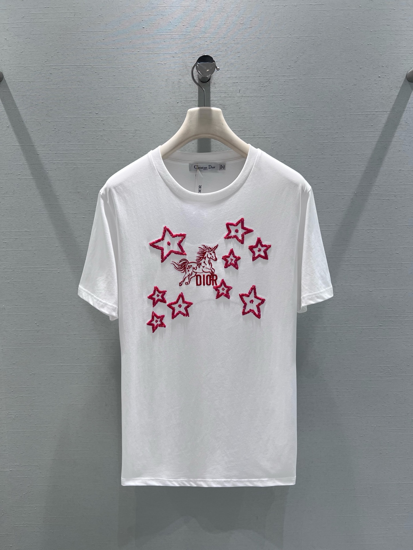NO:717470,Support exchange DIO*26SS early spring new product series // Star Unicorn Embroidery Short-sleeved T-shirt. The rose-red star and unicorn embroidery on the chest is exquisite, the color is bright and full, the high-count cotton fabric, and the three-dimensional embroidery is full of texture. It cleverly blends the fairy tale feeling with the light luxury texture. It is an eye-catching and versatile item for daily wear. SML real shot details, dior, T-shirt, tees, t-shirt,19860909支持换款DIO*26SS早春新品系列//星星独角兽刺绣短袖T恤胸前的玫红色星星与独角兽刺绣工艺精致,色彩鲜亮饱满,高支棉面料,立体刺绣质感十足,将童话感与轻奢质感巧妙融合,是日常穿搭中吸睛又百搭的单品.SML实拍细节,,dior,T-shirt,tees，t-shirt,,Women's clothing