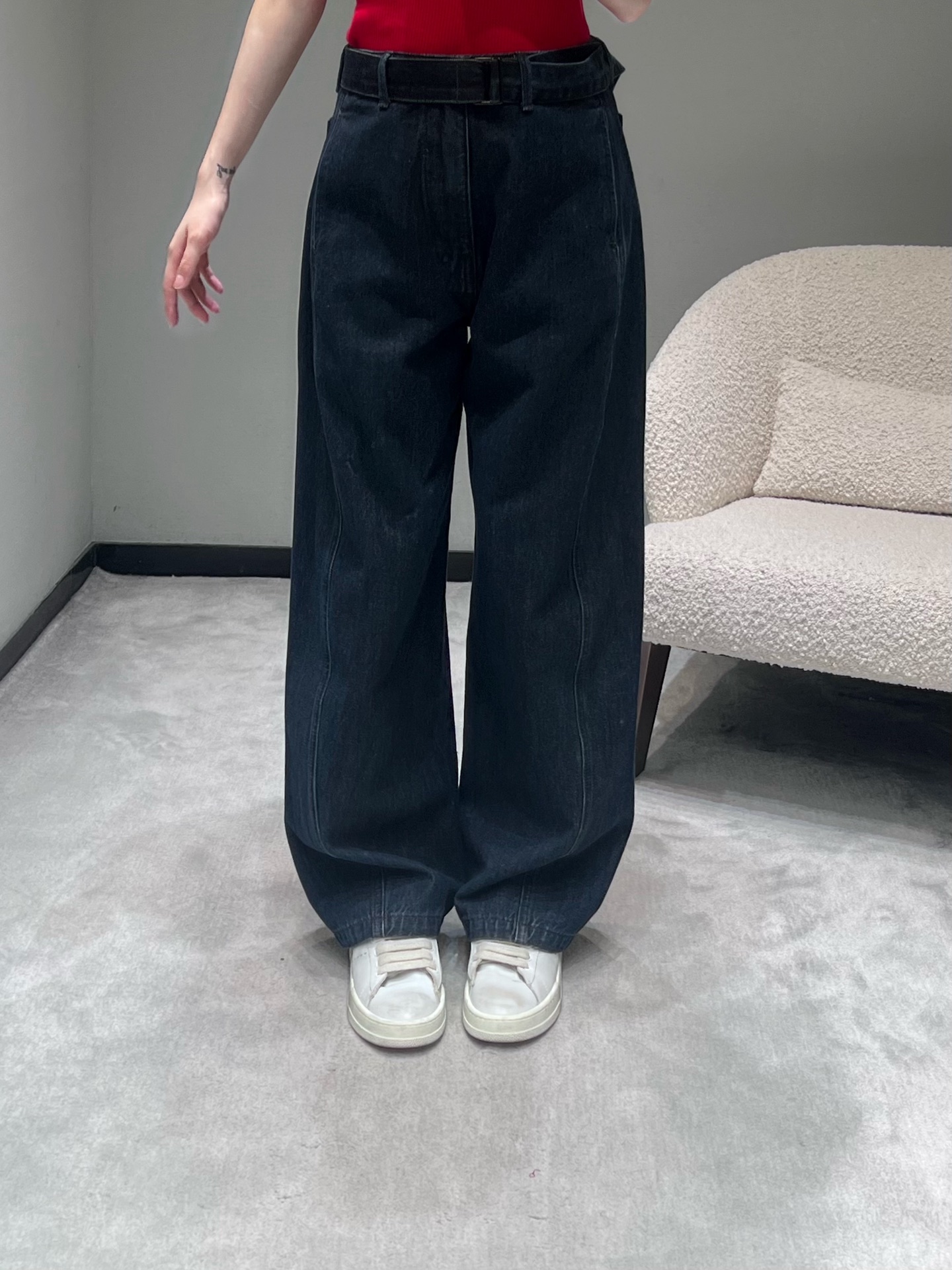 NO:717475,2026SS early spring new product series // The classic dark blue washing process of retro denim wide-leg jeans retains the original texture of the fabric, with its own retro accent, which makes it taste more timeless. The high-waist design, invisible stitching on the side and strap design on the back waist enhance the overall sense of sophistication. SML,,jeans,198609092026SS早春新品系列// 复古丹宁阔腿牛仔裤经典的深蓝色水洗工艺,保留了面料的原始质感,自带复古腔调,越穿越有味道.高腰设计、侧边的隐形缝线和后腰的袢带设计,提升了整体精致感.SML,,jeans,,Women's clothing