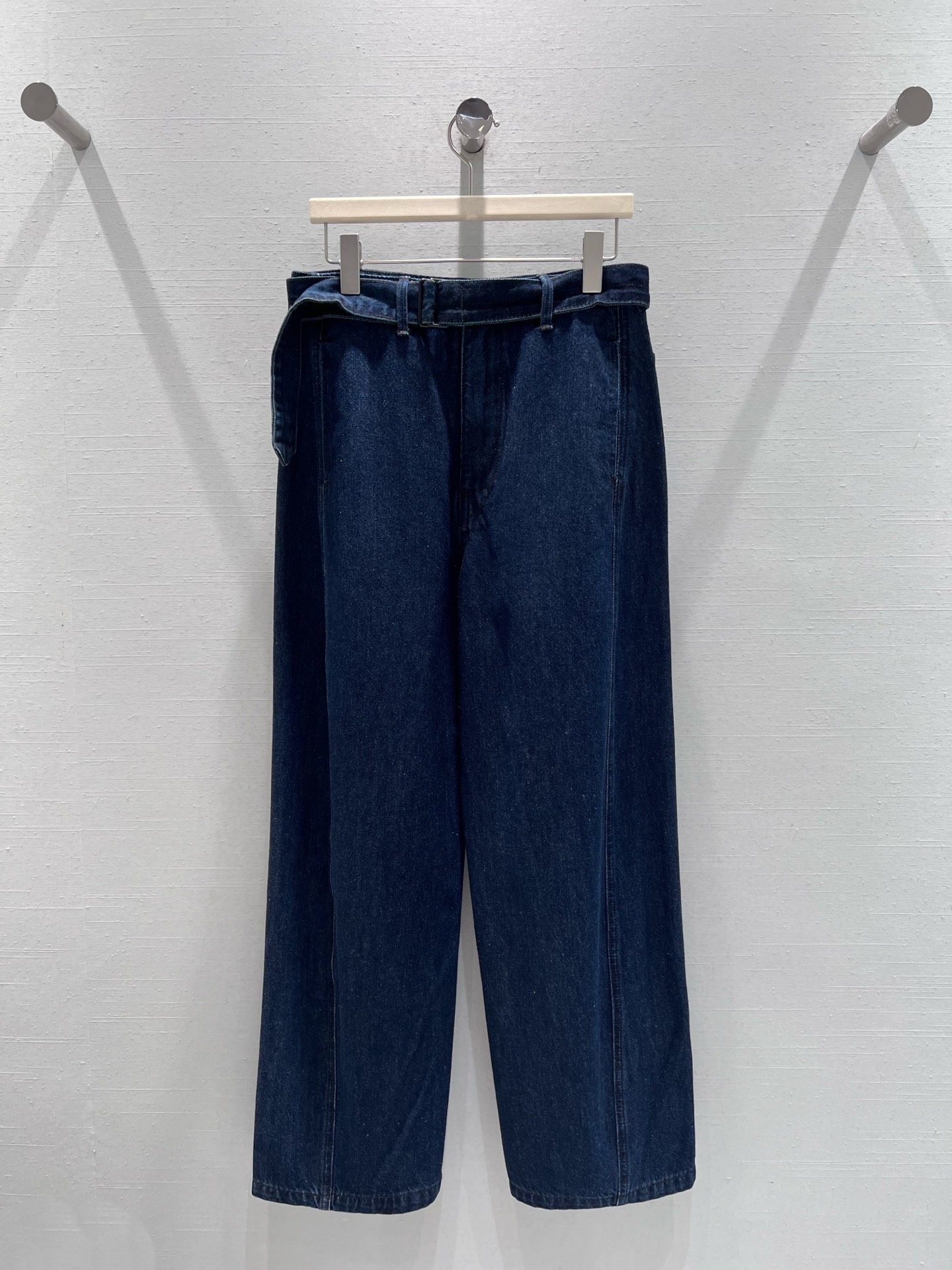 NO:717473,Support exchange of 2026SS early spring new product series // The classic dark blue washing process of retro denim wide-leg jeans retains the original texture of the fabric, with its own retro accent, which makes it more timeless. The high-waist design, invisible stitching on the side and strap design on the back waist enhance the overall sense of sophistication. SML size chart,,jeans,19860909支持换款2026SS早春新品系列// 复古丹宁阔腿牛仔裤经典的深蓝色水洗工艺,保留了面料的原始质感,自带复古腔调,越穿越有味道.高腰设计、侧边的隐形缝线和后腰的袢带设计,提升了整体精致感.SML尺码表,,jeans,,Women's clothing