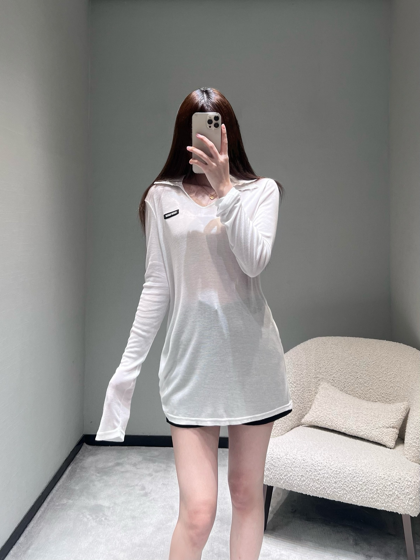 NO:729785,MIU*26SS New Product Series for Early Spring // Lace collar V-neck bottoming shirt. The classic V-neck modifies the neck line, and the lace splicing at the neckline adds a gentle and sweet atmosphere. Slightly translucent and smooth fabric, so you can wear it with caution when wearing sexy. The small black label on the chest is a low-key embellishment, which is simple and sophisticated, and can easily adapt to various styles. SML,,miumiu,19860909MIU*26SS早春新品系列//蕾丝领V领打底衫经典V领修饰颈部线条,领口蕾丝拼接,增添温柔甜美的氛围感.微透柔滑面料,穿搭性感小心机；胸前的黑色小标低调點綴,简约中藏着精致,轻松适配各种风格穿搭.SML,,miumiu,,Women's clothing