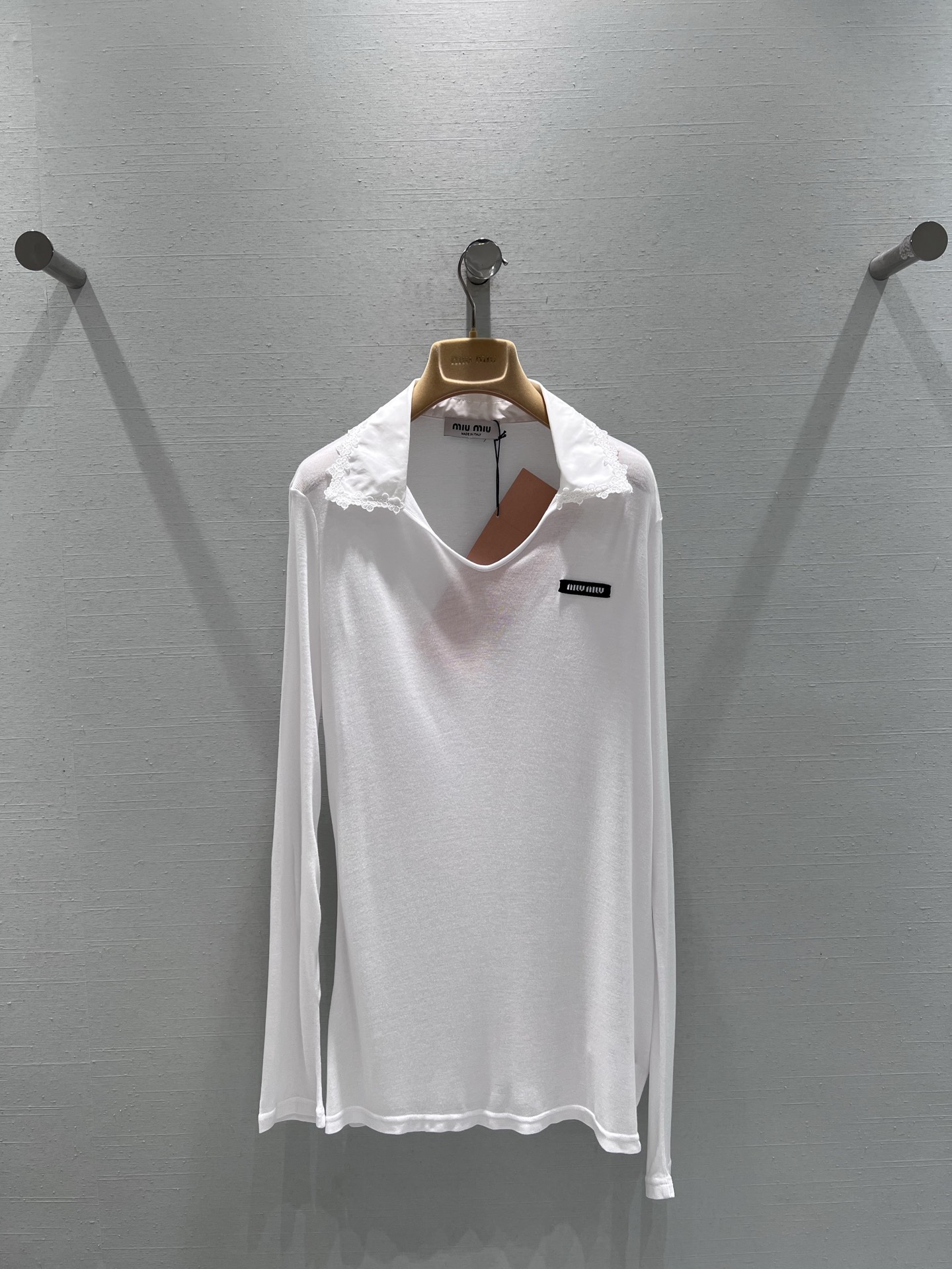 NO:729777,Support exchange MIU*26SS early spring new product series // Lace collar V-neck bottoming shirt, classic V-neck to modify the neck line, lace splicing at the neckline, adding a gentle and sweet atmosphere. Slightly translucent and smooth fabric, sexy and careful to wear; low-key black logo on the chest, simple and sophisticated, easily adaptable to various styles. SML real shot details,,miumiu,19860909支持换款MIU*26SS早春新品系列//蕾丝领V领打底衫经典V领修饰颈部线条,领口蕾丝拼接,增添温柔甜美的氛围感.微透柔滑面料,穿搭性感小心机；胸前的黑色小标低调點綴,简约中藏着精致,轻松适配各种风格穿搭.SML实拍细节,,miumiu,,Women's clothing