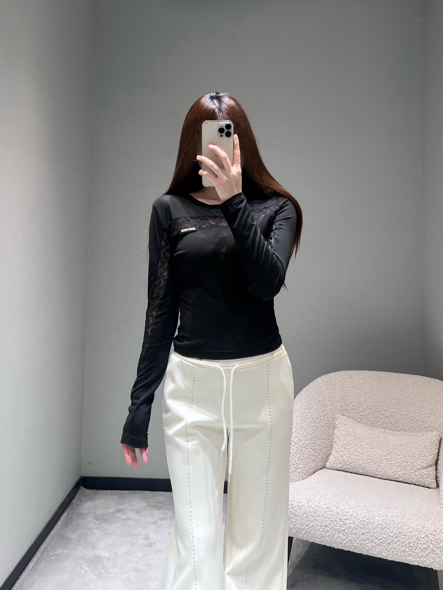 NO:729799,MIU*26SS New Product Series for Early Spring // The chest and sleeves of the lace spliced ​​round neck bottoming shirt are blended with delicate lace splicing, adding a touch of softness and femininity to the slightly translucent textured fabric. The slightly translucent texture has its own hazy beauty, which makes it sexy when worn alone or rich in layering. The logo on the chest is exquisite and small, and the simple version hides exquisite details. SML,,miumiu,19860909MIU*26SS早春新品系列// 蕾丝拼接圆领打底衫胸前与袖身融入细腻蕾丝拼接,在微透质感面料中,中增添一丝柔媚女人味,微透质感自带朦胧美感,单穿性感、叠穿层次丰富.胸前logo精致小巧,简约版型暗藏精致细节.SML,,miumiu,,Women's clothing