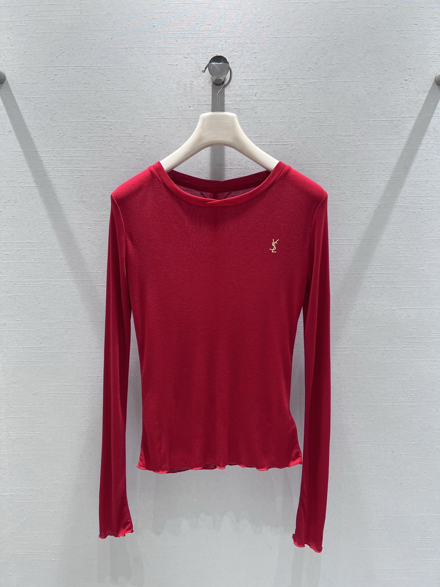 NO:729806,Support YS*L2026SS early spring new series // The minimalist embroidered long-sleeved bottoming shirt is made of high-elastic blended fabric, as thin as cicada wings, soft and waxy and breathable when worn next to the body, with a slightly translucent texture; the mini metallic embroidery on the chest is low-key embellishment, and the ruffle design on the hem is more gentle. SML real shot details,,19860909支持换款YS*L2026SS早春上新系列// 极简刺绣长袖打底衫采用高弹混纺面料,轻薄如蝉翼,贴身穿软糯透气,微透质感；胸前的迷你金属色刺绣低调点缀,下摆荷叶边设计更显温柔气质.SML实拍细节,,,Women's clothing