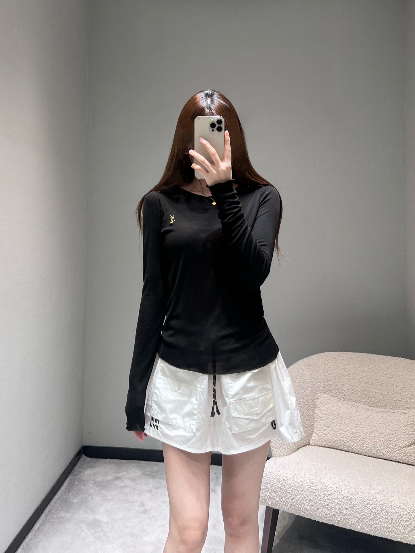 NO:729755,YS*L2026SS new early spring series // Minimalist embroidered long-sleeved bottoming shirt is made of high-elastic blended fabric, as thin as cicada wings, soft and waxy and breathable when worn next to the body, with a slightly translucent texture; the mini metallic embroidery on the chest is low-key embellishment, and the ruffle design on the hem adds a gentle temperament. SML,,19860909YS*L2026SS早春上新系列// 极简刺绣长袖打底衫采用高弹混纺面料,轻薄如蝉翼,贴身穿软糯透气,微透质感；胸前的迷你金属色刺绣低调点缀,下摆荷叶边设计更显温柔气质.SML,,,Women's clothing