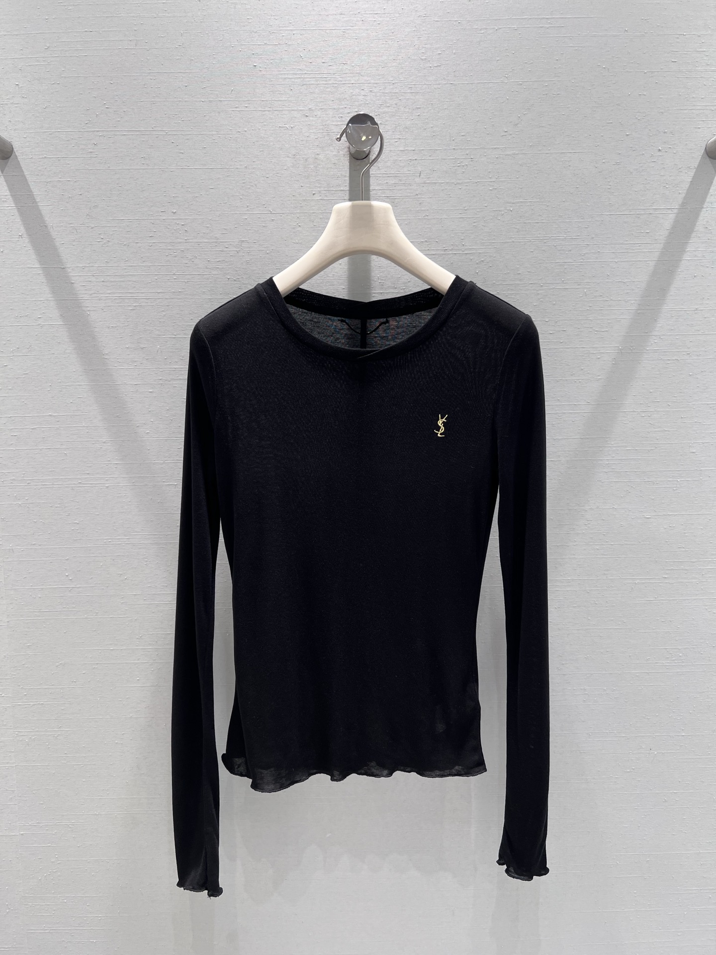 NO:729748,Support YS*L2026SS early spring new series // The minimalist embroidered long-sleeved bottoming shirt is made of high-elastic blended fabric, as thin as cicada wings, soft and waxy and breathable when worn next to the body, with a slightly translucent texture; the mini metallic embroidery on the chest is low-key embellishment, and the ruffle design on the hem is more gentle. SML real shot details,,19860909支持换款YS*L2026SS早春上新系列// 极简刺绣长袖打底衫采用高弹混纺面料,轻薄如蝉翼,贴身穿软糯透气,微透质感；胸前的迷你金属色刺绣低调点缀,下摆荷叶边设计更显温柔气质.SML实拍细节,,,Women's clothing