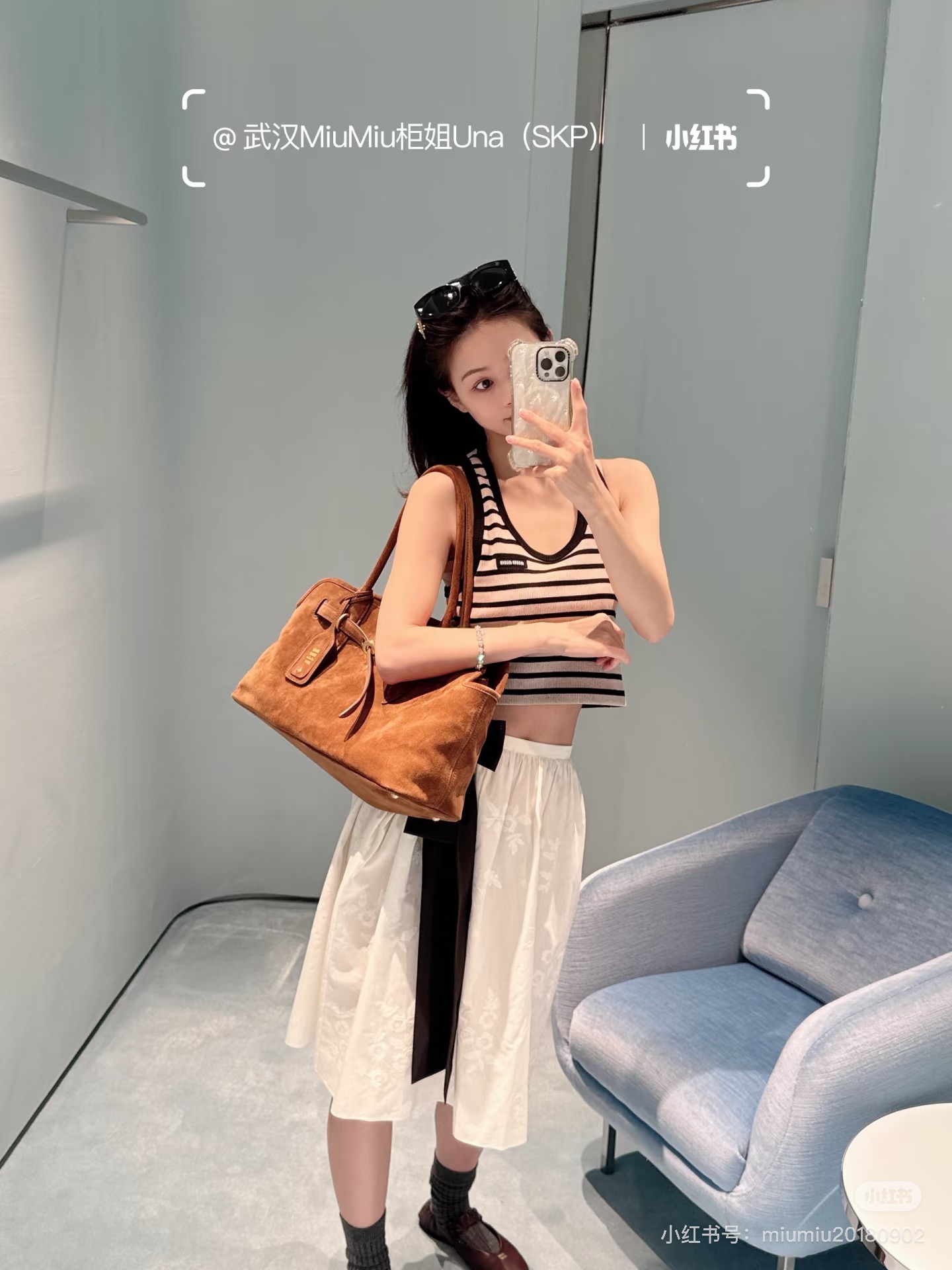 NO:729770,MIU*26SS new early spring series // Striped short knitted vest with pink and black contrast stripes and delicate stripe combination, short U-neck version, pitted knitted fabric using elastic pitted knitted fabric, which fits the body shape but not tight. The logo on the chest is low-key embellishment, with a retro college atmosphere. It can be worn alone or layered. SML,,miumiu,19860909MIU*26SS早春新品系列// 条纹短款针织背心粉黑撞色条纹细腻条纹组合,短款U领版型,坑条针织面料采用弹力坑条针织面料,贴合身形但不紧绷,胸前的logo低调点缀,自带复古学院氛围,不管单穿还是叠穿都能轻松出彩.SML,,miumiu,,Women's clothing