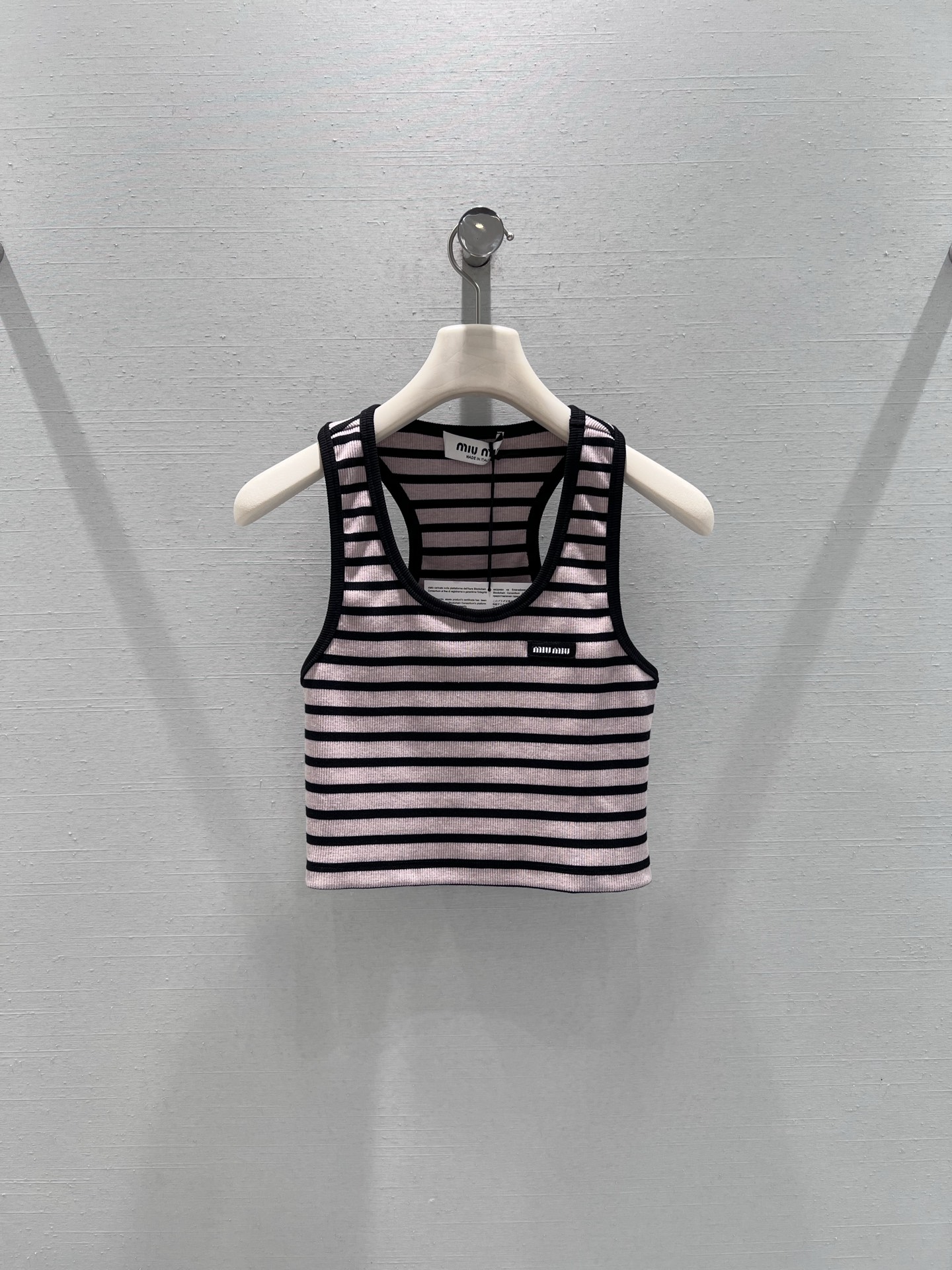 NO:729763,Support exchange MIU*26SS early spring new product series // Striped short knitted vest pink and black contrasting stripes and delicate stripe combination, short U-neck version, pitted knitted fabric is made of stretch pitted knitted fabric, which fits the body shape but is not tight. The logo on the chest is low-key embellishment, with a retro college atmosphere. It can easily stand out whether worn alone or layered. SML real shot details, miumiu,19860909支持换款MIU*26SS早春新品系列// 条纹短款针织背心粉黑撞色条纹细腻条纹组合,短款U领版型,坑条针织面料采用弹力坑条针织面料,贴合身形但不紧绷,胸前的logo低调点缀,自带复古学院氛围,不管单穿还是叠穿都能轻松出彩.SML实拍细节,,miumiu,,Women's clothing