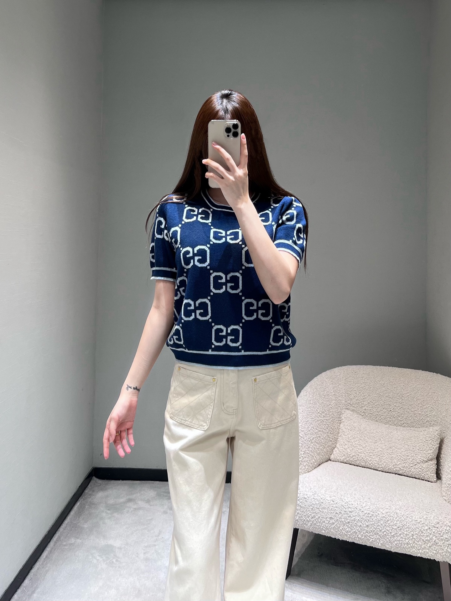 NO:729797,DIO*26SS early spring new product series // GG jacquard knitted short-sleeved full-flower GG letter jacquard, with clear and full texture, ribbed webbing design of the same color at the hem, with a retro and elegant French accent. The short version has a higher waistline and is more easy to match. SML,, dior, T-shirt,19860909DIO*26SS早春新品系列//GG提花针织短袖满花GG字母提花,纹理清晰饱满,下摆同色罗纹织带设计,自带复古优雅的法式腔调.短款版型拉高腰线,更加好搭.SML,,dior,T-shirt,,Women's clothing