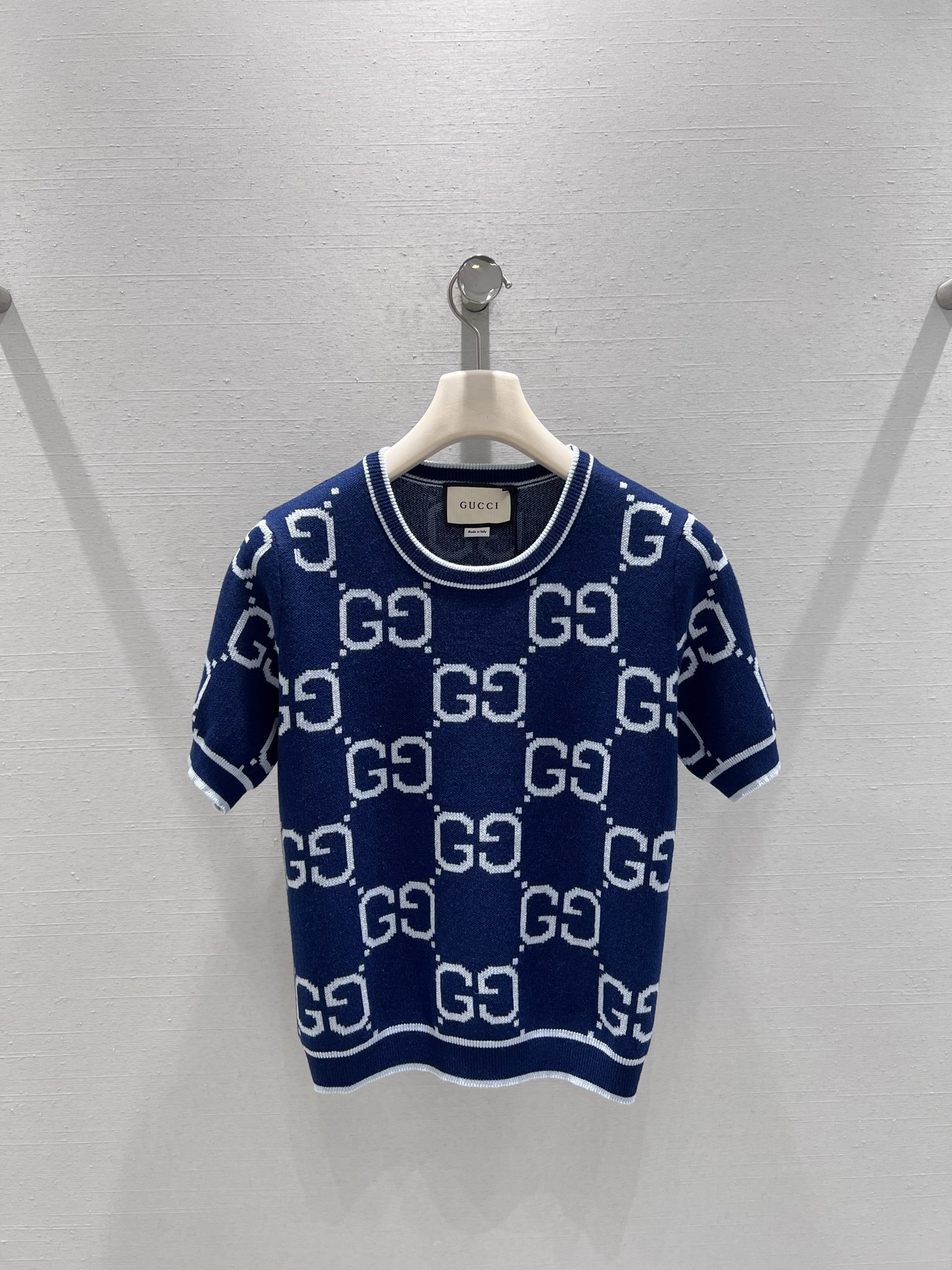 NO:729791,Support the replacement of DIO*26SS early spring new product series // GG jacquard knitted short-sleeved full-flowered GG letter jacquard, with clear and full texture, ribbed webbing design of the same color at the hem, with a retro and elegant French accent. The short version has a higher waistline, making it easier to match. SML real shot details, dior, T-shirt,19860909支持换款DIO*26SS早春新品系列//GG提花针织短袖满花GG字母提花,纹理清晰饱满,下摆同色罗纹织带设计,自带复古优雅的法式腔调.短款版型拉高腰线,更加好搭.SML实拍细节,,dior,T-shirt,,Women's clothing