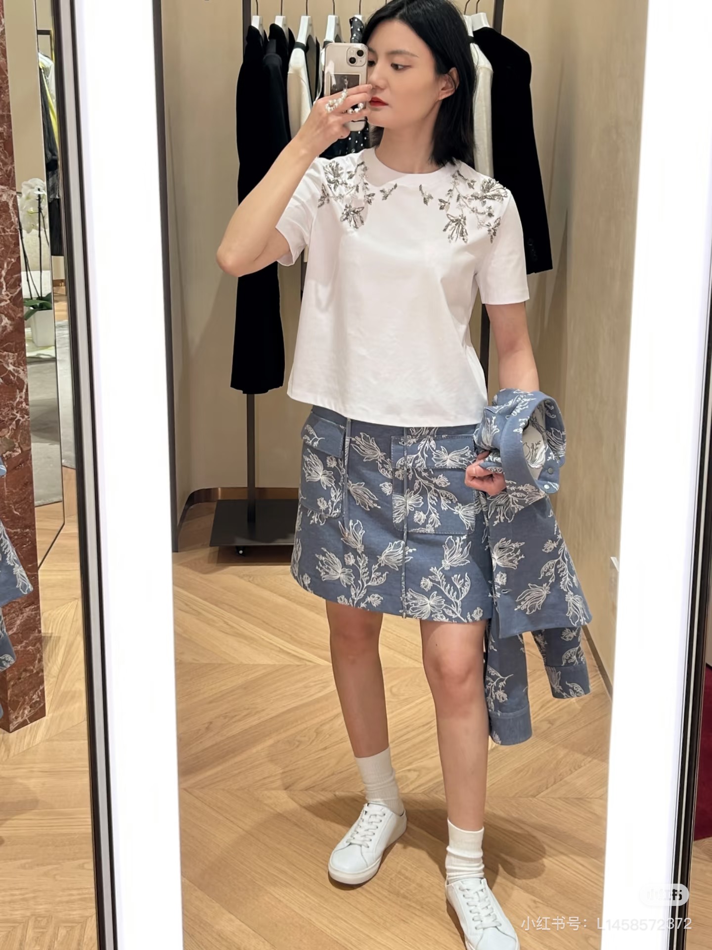 NO:729786,POR*S 26SS early spring new product series // Iris beaded short-sleeved T-shirt is a single product that highlights the craftsmanship. The hand-beaded iris pattern on it is full of details and heavy-duty beads, making the simple and versatile T-shirt look more refined. SML,, T-shirt, tees, t-shirt,19860909POR*S 26SS早春新品系列//鸢尾钉珠短袖T恤一件凸显匠心工艺的单品,上面的手工钉珠鸢尾花图案,细节满满、重工珠片,让简约百搭的T恤看起来更精致.SML,,T-shirt,tees，t-shirt,,Women's clothing