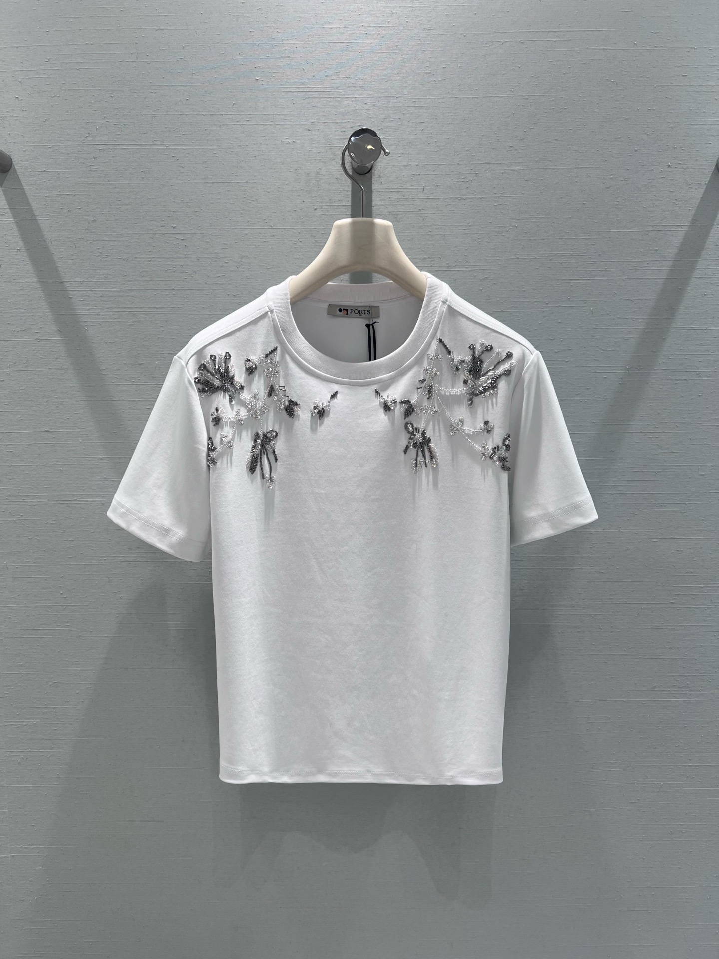 NO:729780,Support exchange POR*S 26SS early spring new product series // Iris beaded short-sleeved T-shirt is a single product that highlights ingenuity and craftsmanship. The hand-beaded iris pattern on it is full of details and heavy-duty beads, making the simple and versatile T-shirt look more refined. SML real shot details, T-shirt, tees, t-shirt,19860909支持换款POR*S 26SS早春新品系列//鸢尾钉珠短袖T恤一件凸显匠心工艺的单品,上面的手工钉珠鸢尾花图案,细节满满、重工珠片,让简约百搭的T恤看起来更精致.SML实拍细节图,,T-shirt,tees，t-shirt,,Women's clothing