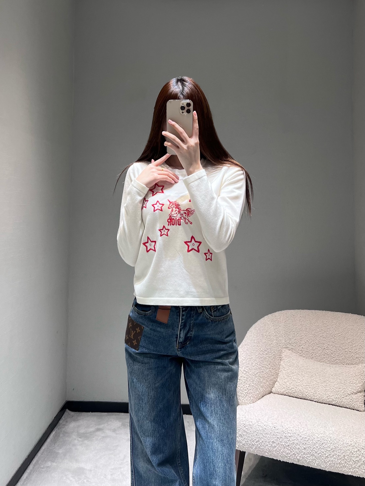 NO:729810,DIO*26SS early spring new product series //Stars and unicorn embroidery long-sleeved T-shirt velvet fabric, soft and waxy texture, perfect upper body comfort, the rose red stars and unicorns on the chest are exquisitely embroidered, and the colors are bright and full. The red color is very suitable for the festive atmosphere. SML, dior, tees, t-shirt,19860909DIO*26SS早春新品系列//星星独角兽刺绣长袖T恤绒感面料,软糯质感上身舒适度满分,胸前的玫红色星星与独角兽刺绣工艺精致,色彩鲜亮饱满.超适合节日氛围的红色系.SML,,dior,tees，t-shirt,,Women's clothing