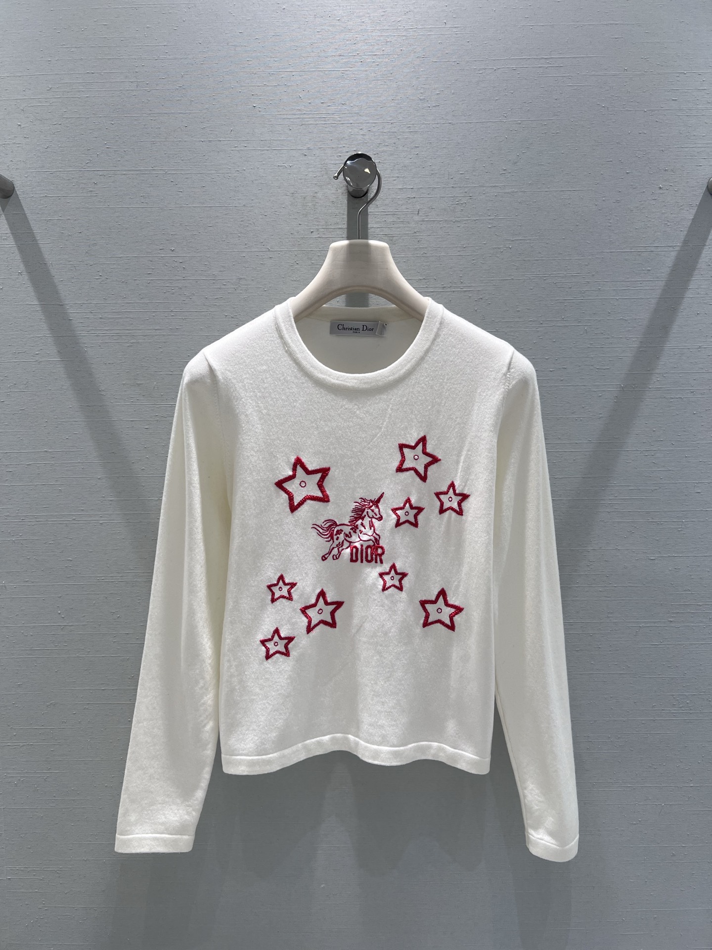 NO:729804,Support exchange DIO*26SS early spring new product series // Star and unicorn embroidery long-sleeved T-shirt velvet fabric, soft and waxy texture, perfect upper body comfort, the rose red star and unicorn embroidery on the chest is exquisite, the color is bright and full. The red color is very suitable for the festival atmosphere. SML real shot details, dior, tees, t-shirt,19860909支持换款DIO*26SS早春新品系列//星星独角兽刺绣长袖T恤绒感面料,软糯质感上身舒适度满分,胸前的玫红色星星与独角兽刺绣工艺精致,色彩鲜亮饱满.超适合节日氛围的红色系.SML实拍细节,,dior,tees，t-shirt,,Women's clothing