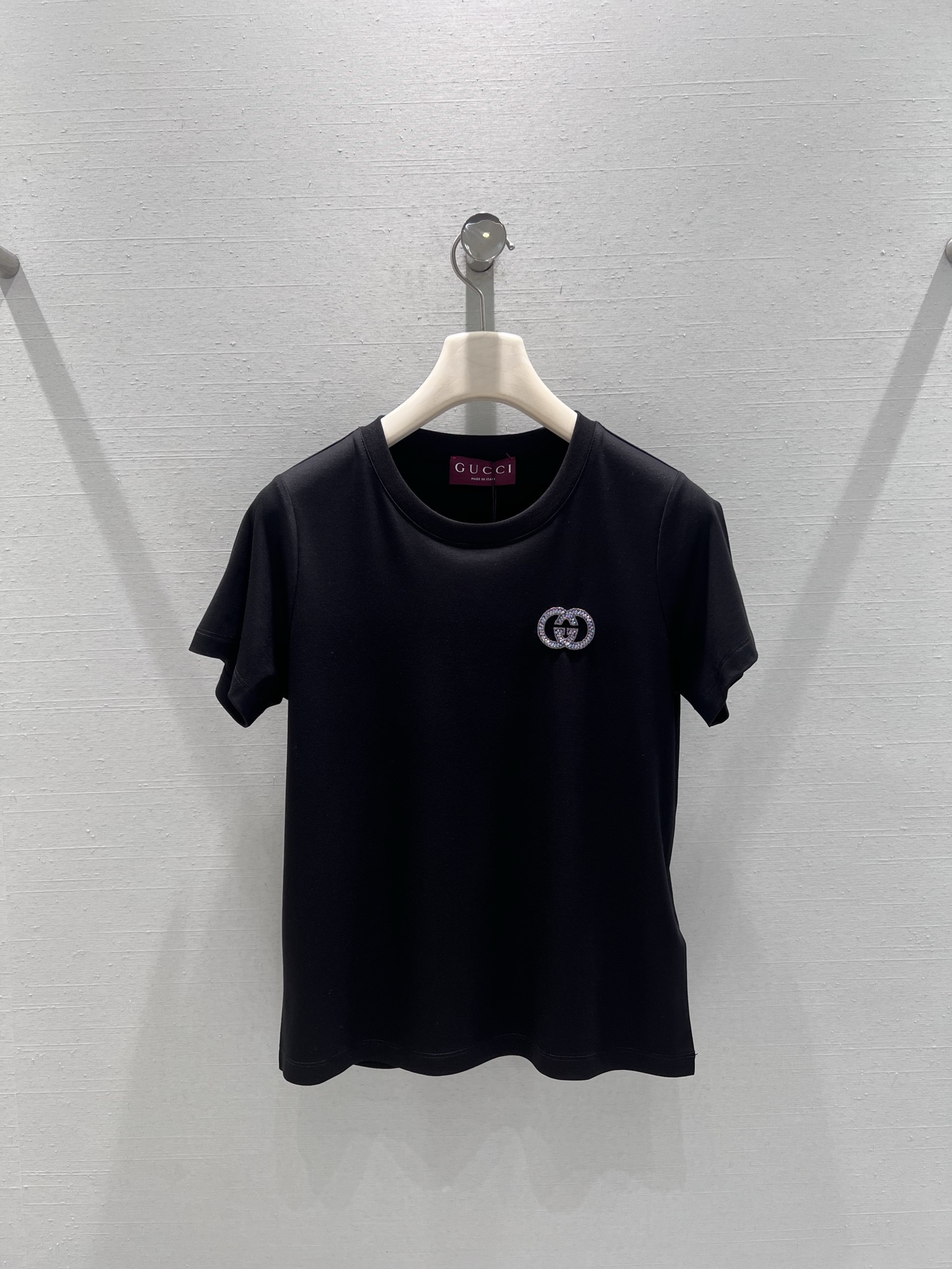 NO:729752,Support exchange GUC*i2026SS early spring new product series // GG embroidered short-sleeved T-shirt made of cotton fabric, round neck version, GG letter embroidery on the chest, high-density needle count, embroidery pattern densely woven and exquisite, simple and elegant style is better to match SML real shot details,, gucci, T-shirt, tees, t-shirt,19860909支持换款GUC*i2026SS早春新品系列//GG刺绣短袖T恤棉质面料,圆领版型,胸前GG字母刺绣,高密针数,刺绣图案密织精致大方,简约大气款更加好搭SML实拍细节,,gucci,T-shirt,tees，t-shirt,,Women's clothing