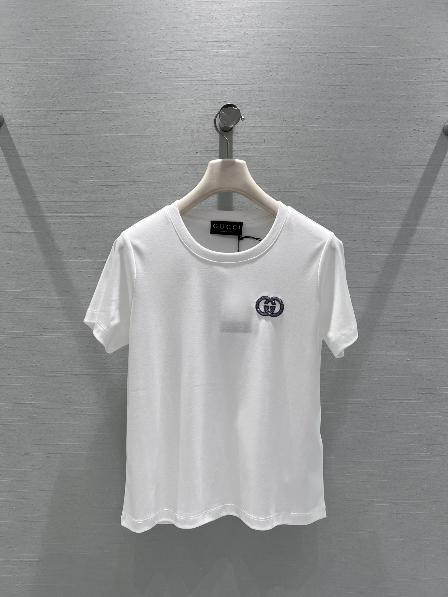 NO:729765,Support exchange GUC*i2026SS early spring new product series // GG embroidered short-sleeved T-shirt made of cotton fabric, round neck version, GG letter embroidery on the chest, high-density needle count, embroidery pattern densely woven and exquisite, simple and elegant style is better to match SML real shot details,, gucci, T-shirt, tees, t-shirt,19860909支持换款GUC*i2026SS早春新品系列//GG刺绣短袖T恤棉质面料,圆领版型,胸前GG字母刺绣,高密针数,刺绣图案密织精致大方,简约大气款更加好搭SML实拍细节,,gucci,T-shirt,tees，t-shirt,,Women's clothing