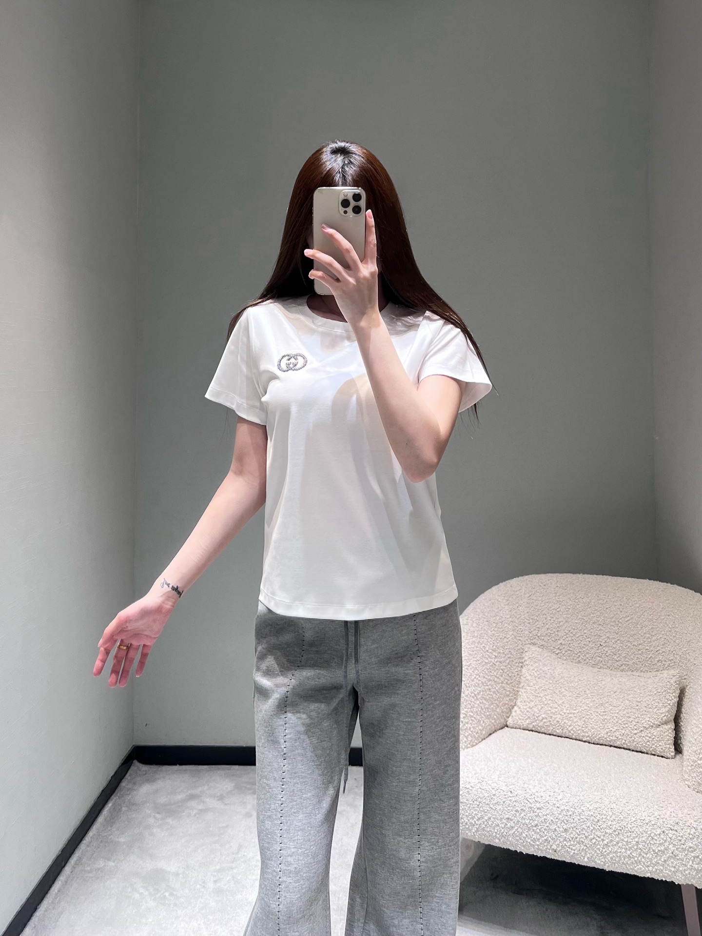 NO:729773,GUC*i2026SS early spring new product series // GG embroidered short-sleeved T-shirt made of cotton fabric, round neck version, GG letter embroidery on the chest, high-density stitch count, densely woven embroidery pattern, exquisite and generous, simple and elegant style is better matched with SML,, gucci, T-shirt, tees, t-shirt,19860909GUC*i2026SS早春新品系列//GG刺绣短袖T恤棉质面料,圆领版型,胸前GG字母刺绣,高密针数,刺绣图案密织精致大方,简约大气款更加好搭SML,,gucci,T-shirt,tees，t-shirt,,Women's clothing