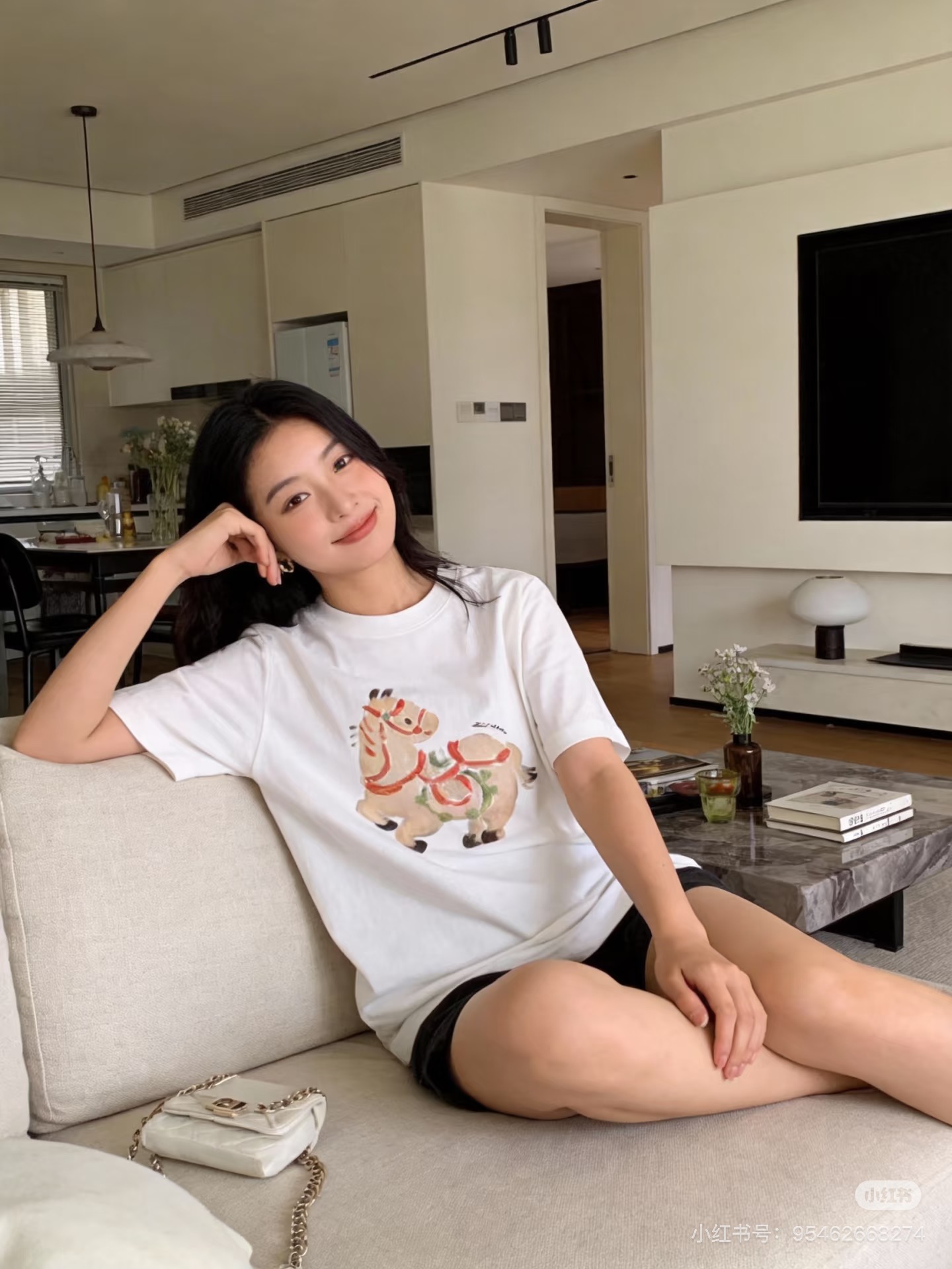 NO:731666,Edit*on 2026SS early spring new product series // The pony pattern on the chest of the hand-painted colorful horse short-sleeved T-shirt adopts watercolor sfumato technology. The color is soft and rich in layers, smart and elegant, echoing the theme of the Year of the Horse, and has its own auspicious meaning. The dropped shoulder design modifies the shoulder line. SML,, T-shirt, tees, t-shirt,19860909Edit*on 2026SS早春新品系列// 手绘彩马短袖T恤胸前的小马图案采用水彩晕染工艺,色彩柔和层次丰富,灵动飘逸,呼应马年生肖主题,自带祥瑞寓意.落肩设计修饰肩线.SML,,T-shirt,tees，t-shirt,,Women's clothing