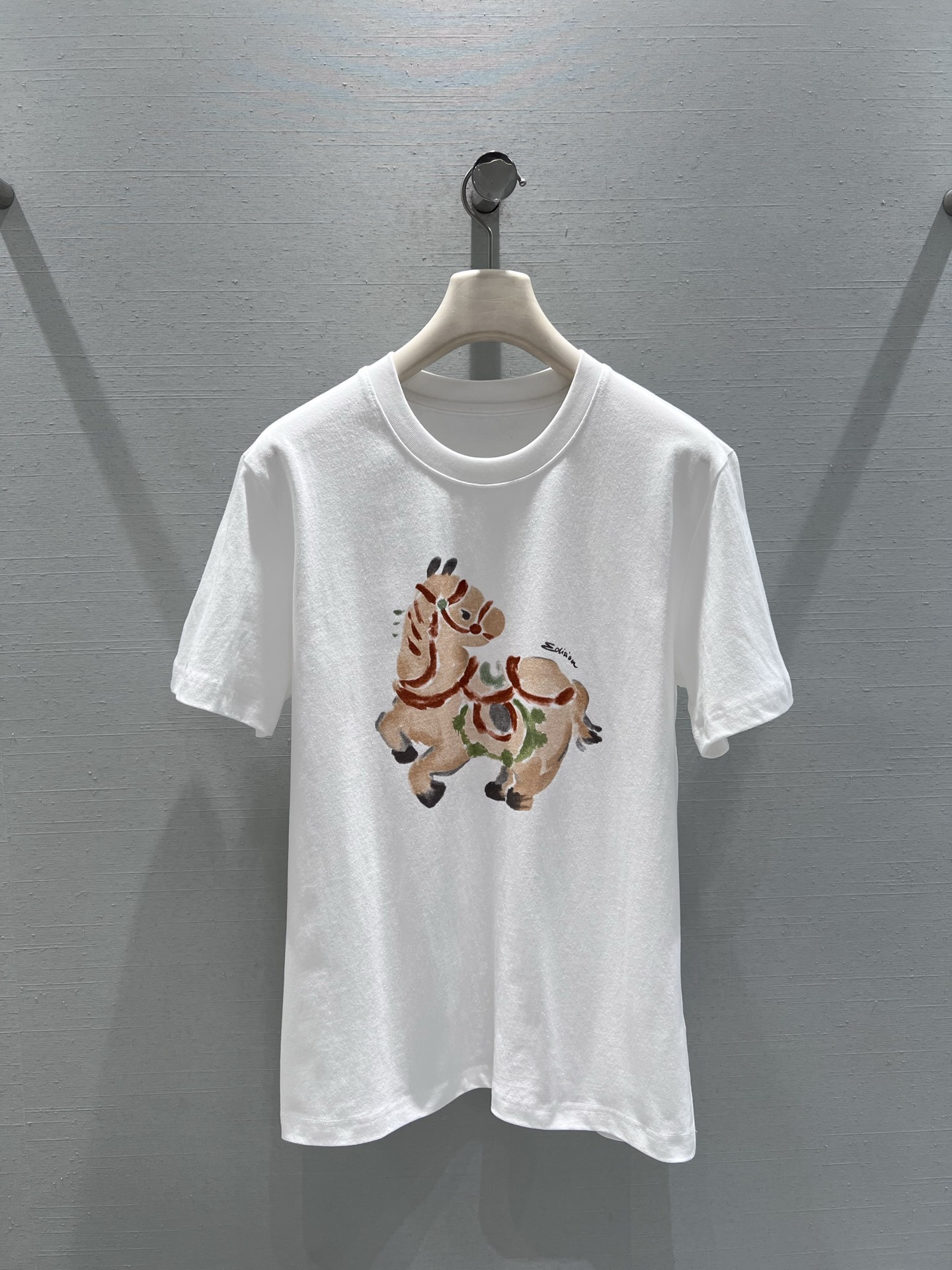 NO:731662,Support exchange Edit*on 2026SS early spring new product series // The pony pattern on the chest of the hand-painted colorful horse short-sleeved T-shirt adopts watercolor sfumato technology. The color is soft and rich in layers, smart and elegant, echoing the theme of the Year of the Horse, and has its own auspicious meaning. The dropped shoulder design modifies the shoulder line. SML real shot details, T-shirt, tees, t-shirt,19860909支持换款Edit*on 2026SS早春新品系列// 手绘彩马短袖T恤胸前的小马图案采用水彩晕染工艺,色彩柔和层次丰富,灵动飘逸,呼应马年生肖主题,自带祥瑞寓意.落肩设计修饰肩线.SML实拍细节,,T-shirt,tees，t-shirt,,Women's clothing