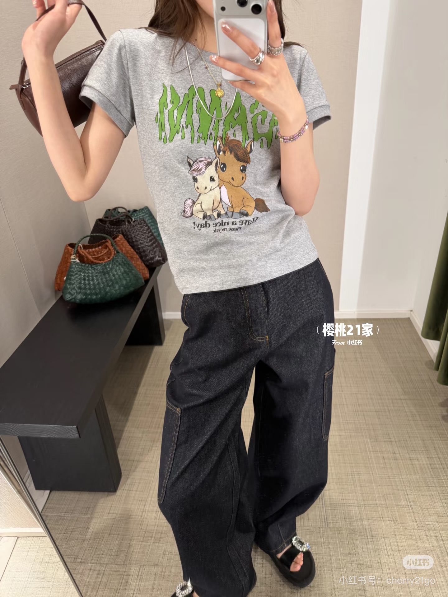 NO:731658,Gan*i 2026SS early spring new product series // Childlike pony print short-sleeved T-shirt: limited edition for the Year of the Horse, green distressed letter print, two cute cartoon ponies print, full of healing, the length is just right to reveal the waistline, creating a heightening effect, classic round neck design. Sweet and cool girly feel. SML,, T-shirt, tees, t-shirt,19860909Gan*i 2026SS早春新品系列// 童趣小马印花短袖T恤:马年限定款,绿色做旧质感的字母印花,两只可爱的卡通小马印花,充满治愈感,衣长恰到好处地露出腰线,打造的显高效果,经典圆领设计.甜酷少女感.SML,,T-shirt,tees，t-shirt,,Women's clothing